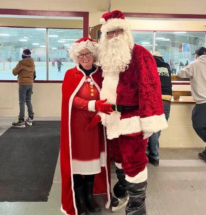 Thank you Santa and Mrs Claus for making it to our  free family skate earlier today! 🎅🏼🤶🏻⛸️🎄
