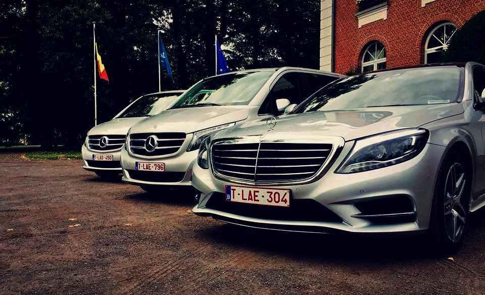 Mercedes S klasse en 2 Mercedes V klasse.jpg