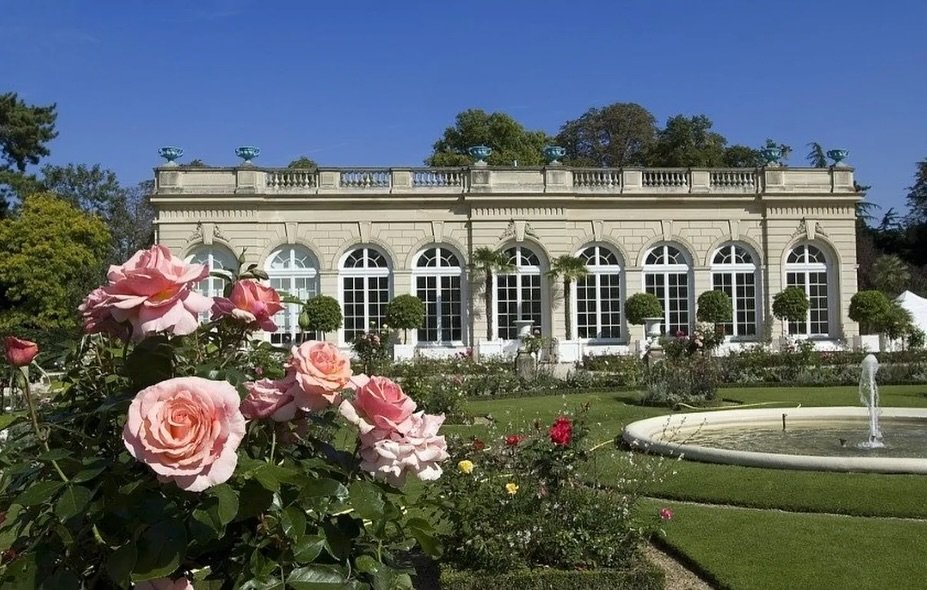 I thought you might like to see some of the places I&rsquo;ve based Killing Eve: Resurrection on. 
1: The Ch&acirc;teau de Faycelles, the first stop on the garden tour, is very loosely based on the Ch&acirc;teau de Bagatelle in the 16th arrondissemen