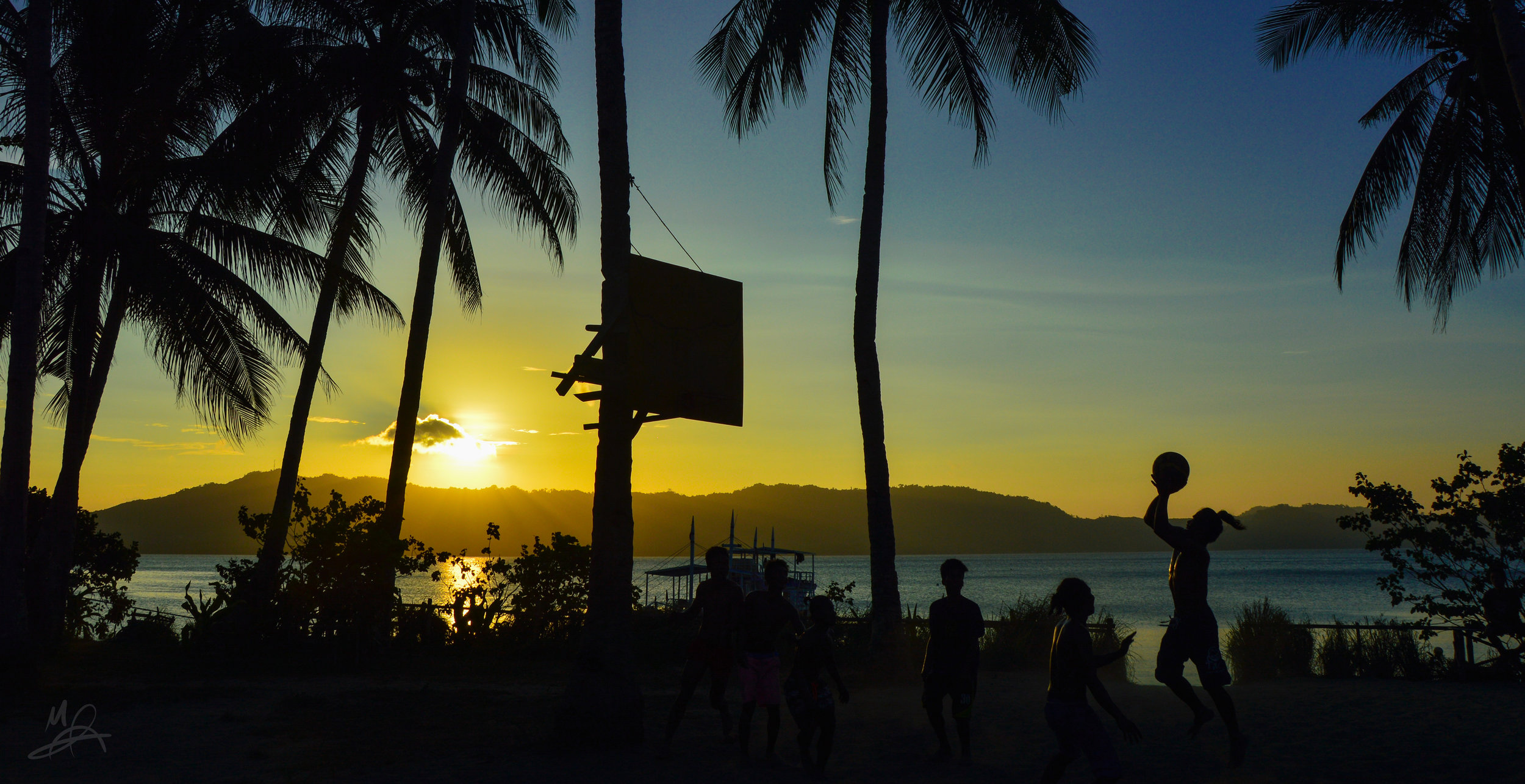 Silhouettes playing sport 2/2