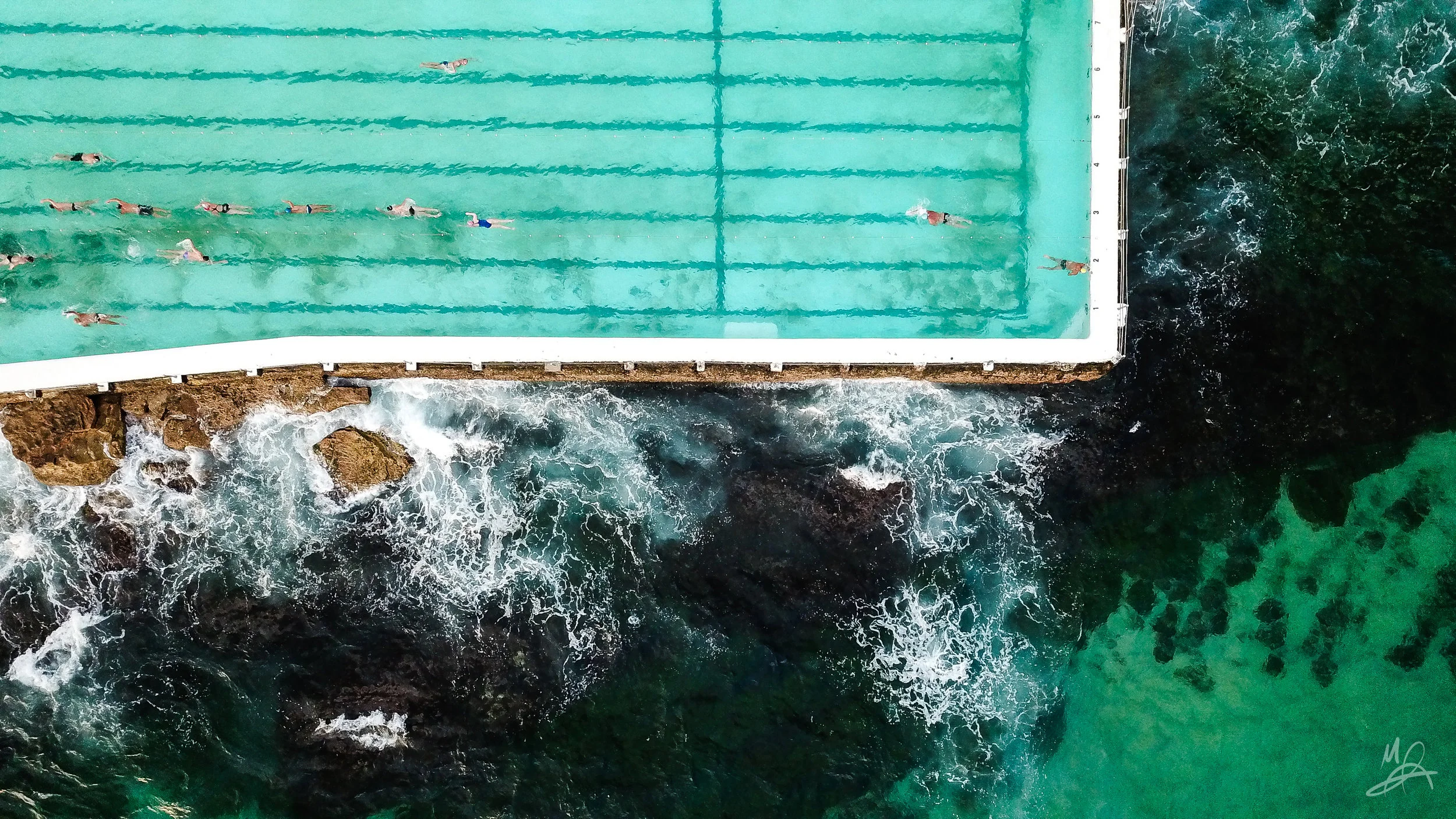 A pool by the ocean 2/2