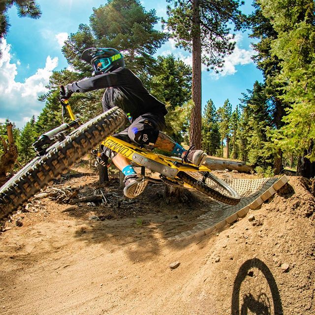 @jstaggs18 ripping it up 
@snow_summit 📸 @pbnj_all_day 
@commencalusa 
#mtblife #whipitwednesday #staggsracing #mountains #ride #downhill #rad #bigbear #california #mtb #mtbike #dhbike