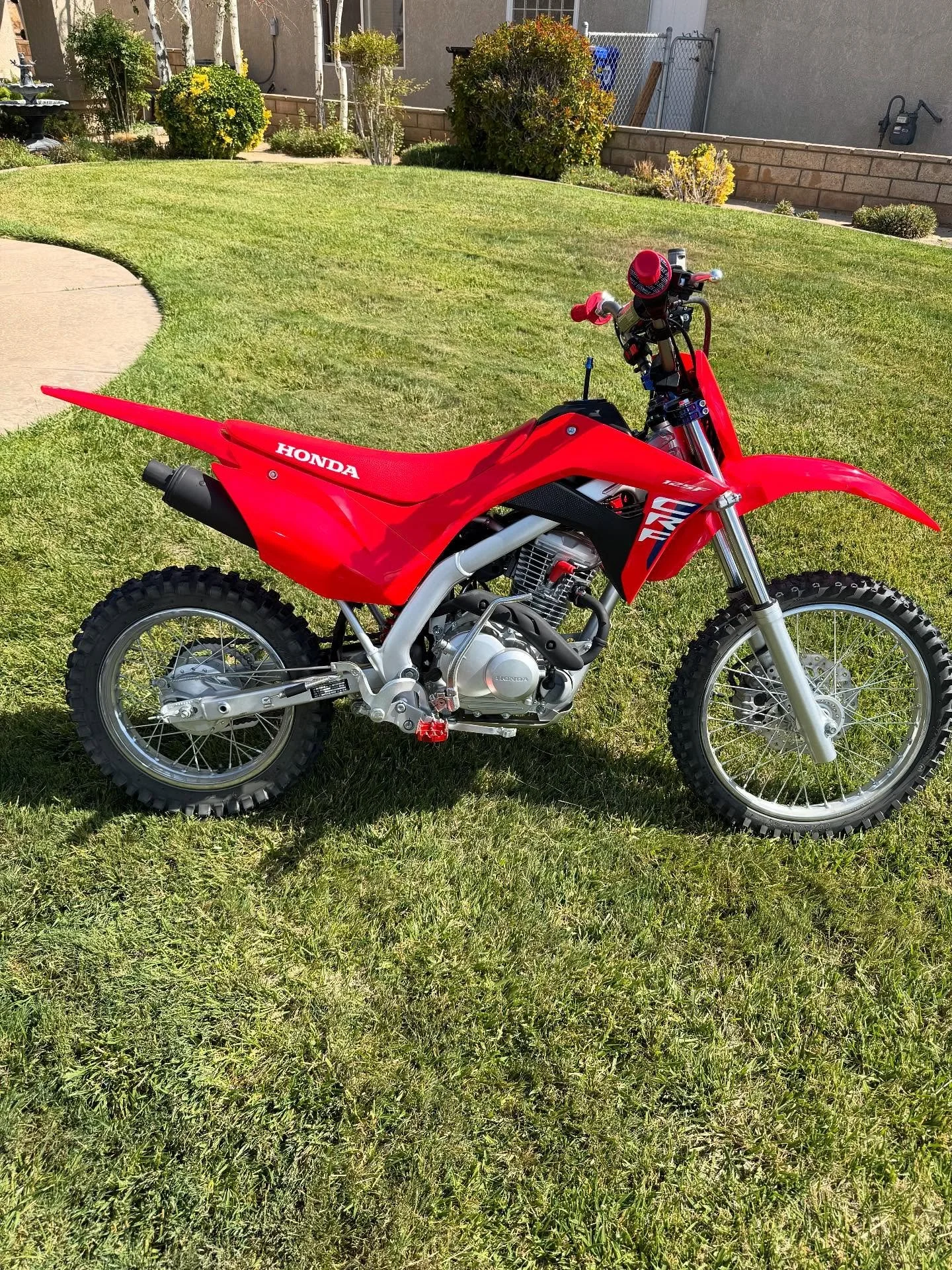 @ns_markthegreat CRF125F build clean 👌🏻 with staggs jet fuel triple clamp, bars, pegs , gas cap and more. #honda #crf125f  #ride #clean #simple #outside #pitbikes #staggsracing #jetfuel