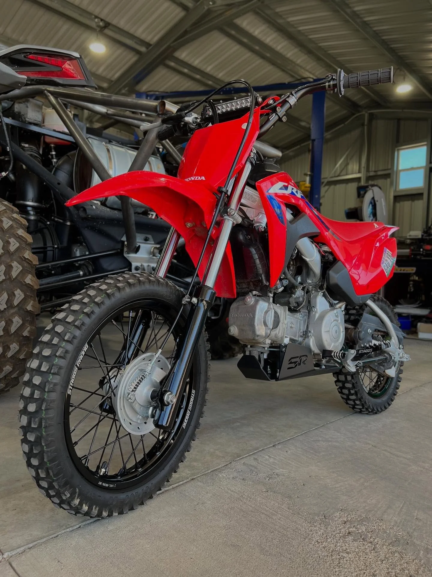 A clean simple build by @raising_the_arc_customs with staggs triple clamp, bars , skid plate, pegs, wheel kit and more&hellip;.. show us your build and tag us so we can share them. #staggsracing #srtripleclamp #crf110 #honda110 #pitbikes #minimoto #c