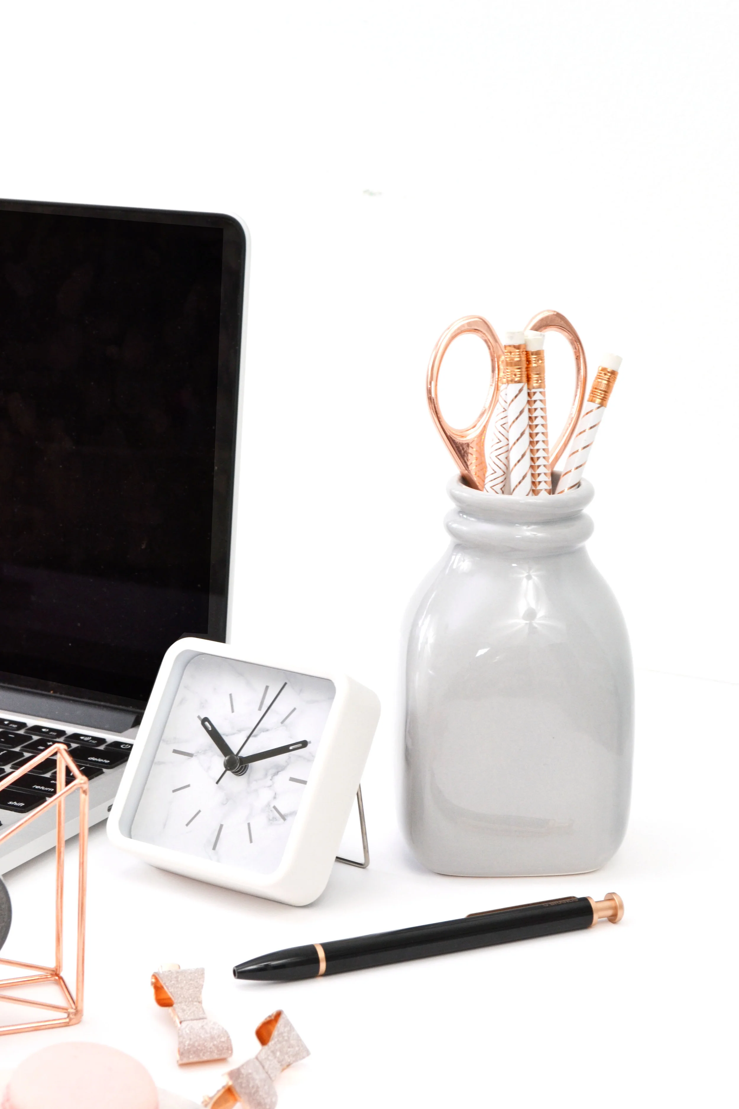 c72-17-rose-gold-desktop-pixistock.jpg