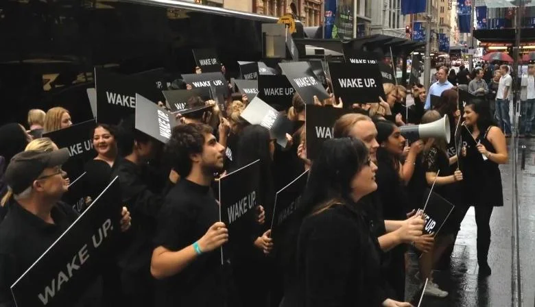 Chi c'è dietro l'operazione "Wake Up"?