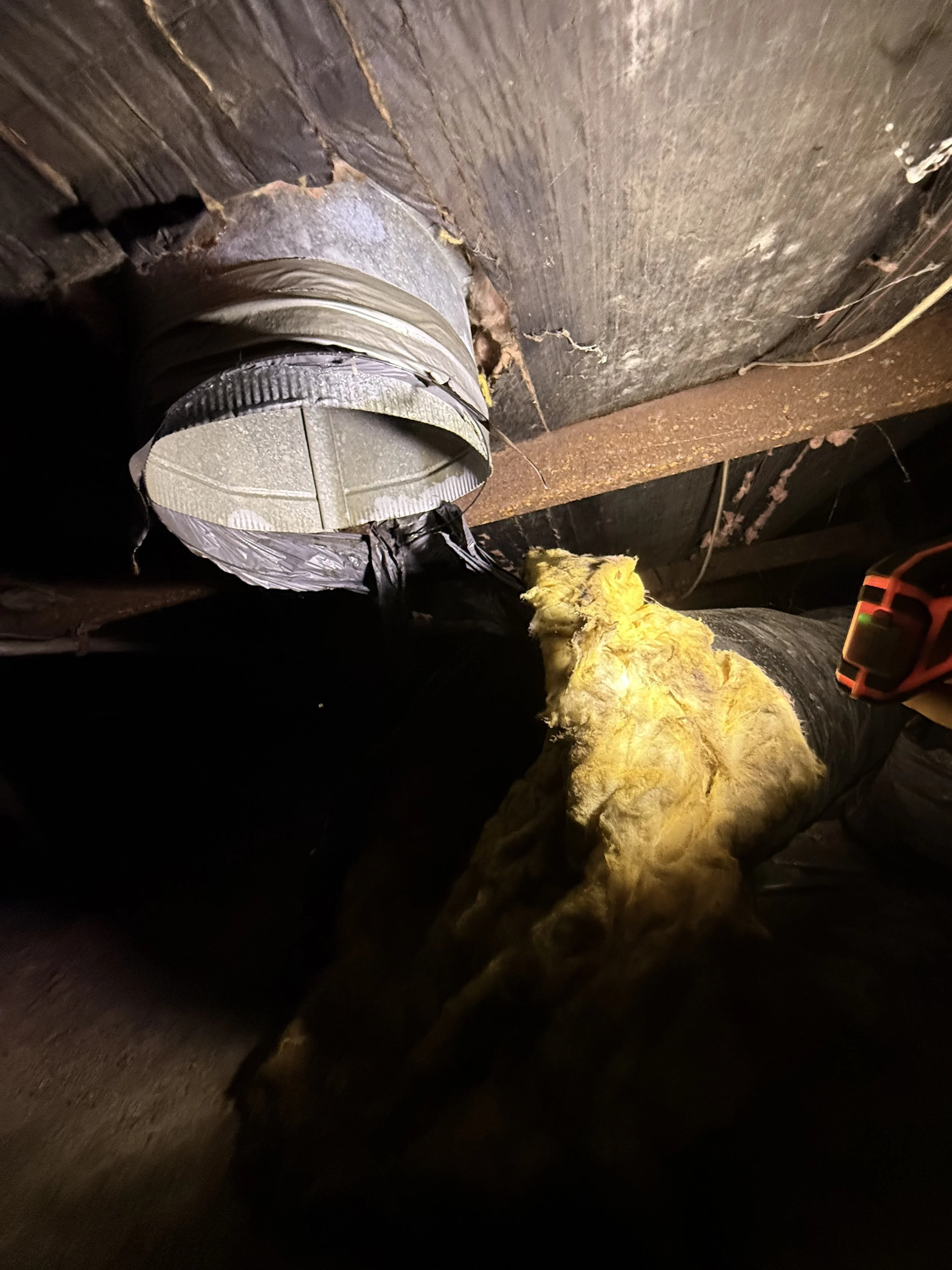 Separated flexible duct connection with exposed insulation