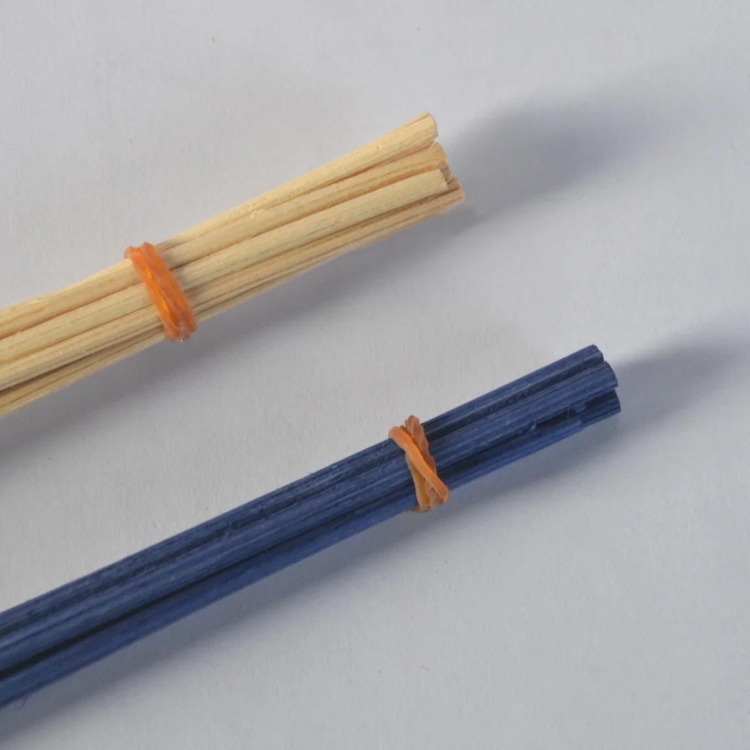 Mikado natural y tintado atados por unidades con goma