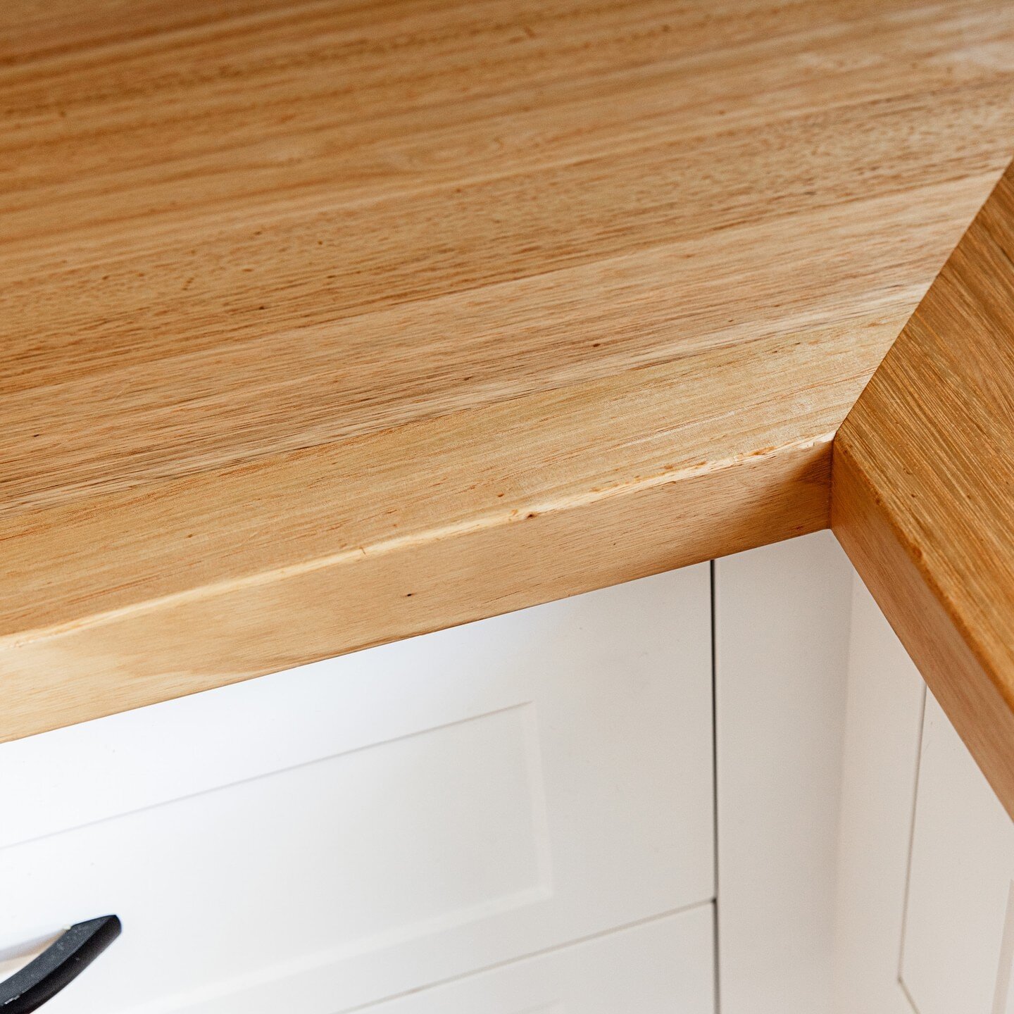 Bring the timeless beauty of Tasmanian Oak to your home with Abelwood Hardwood Panels.

Available in 30mm and 38mm across a range of sizes, these panels are perfect for crafting statement benchtops.

This Hobart property features them throughout the 