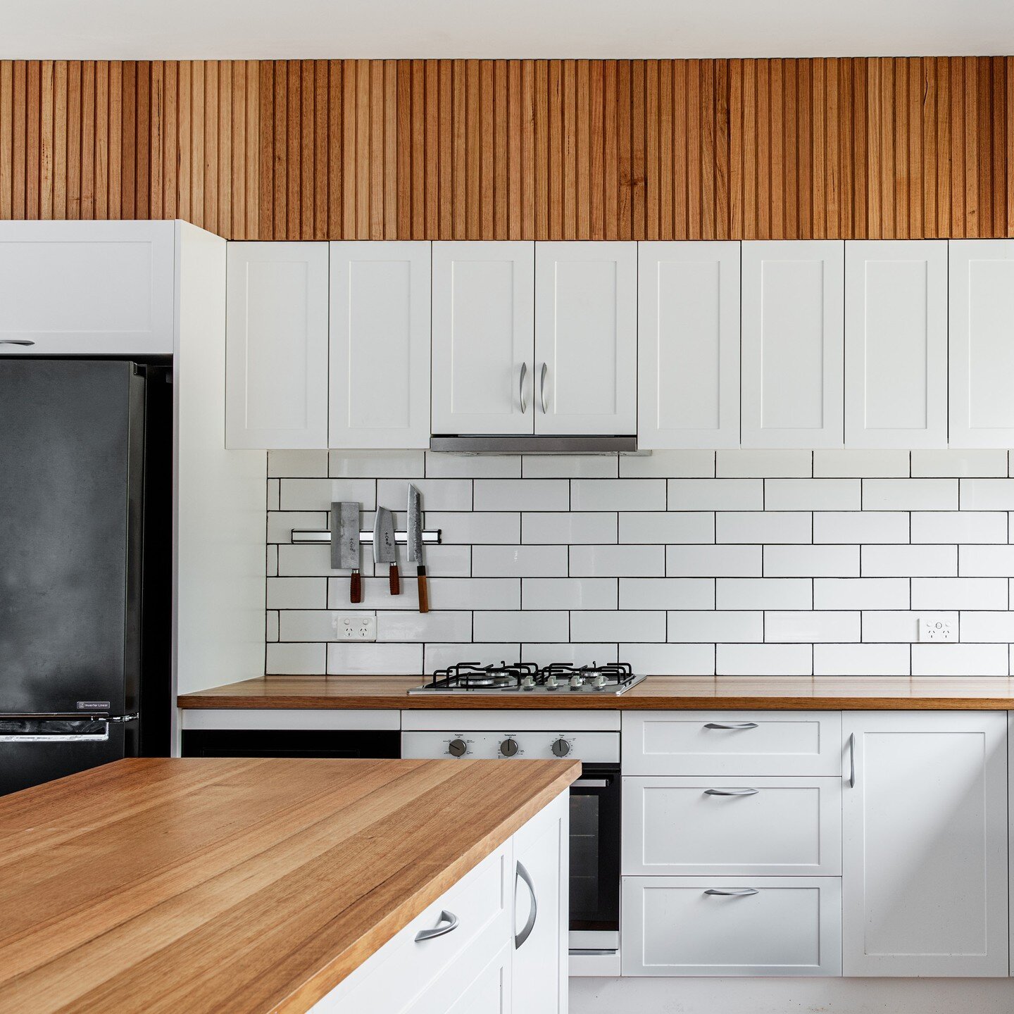 Tasmanian Oak features throughout this Hobart kitchen, creating a warm and sophisticated textural palette.

Abelwood Tasmanian Oak Hardwood Panels are used on the benchtops and are both beautiful and practical.

Tasmanian Oak also features across the