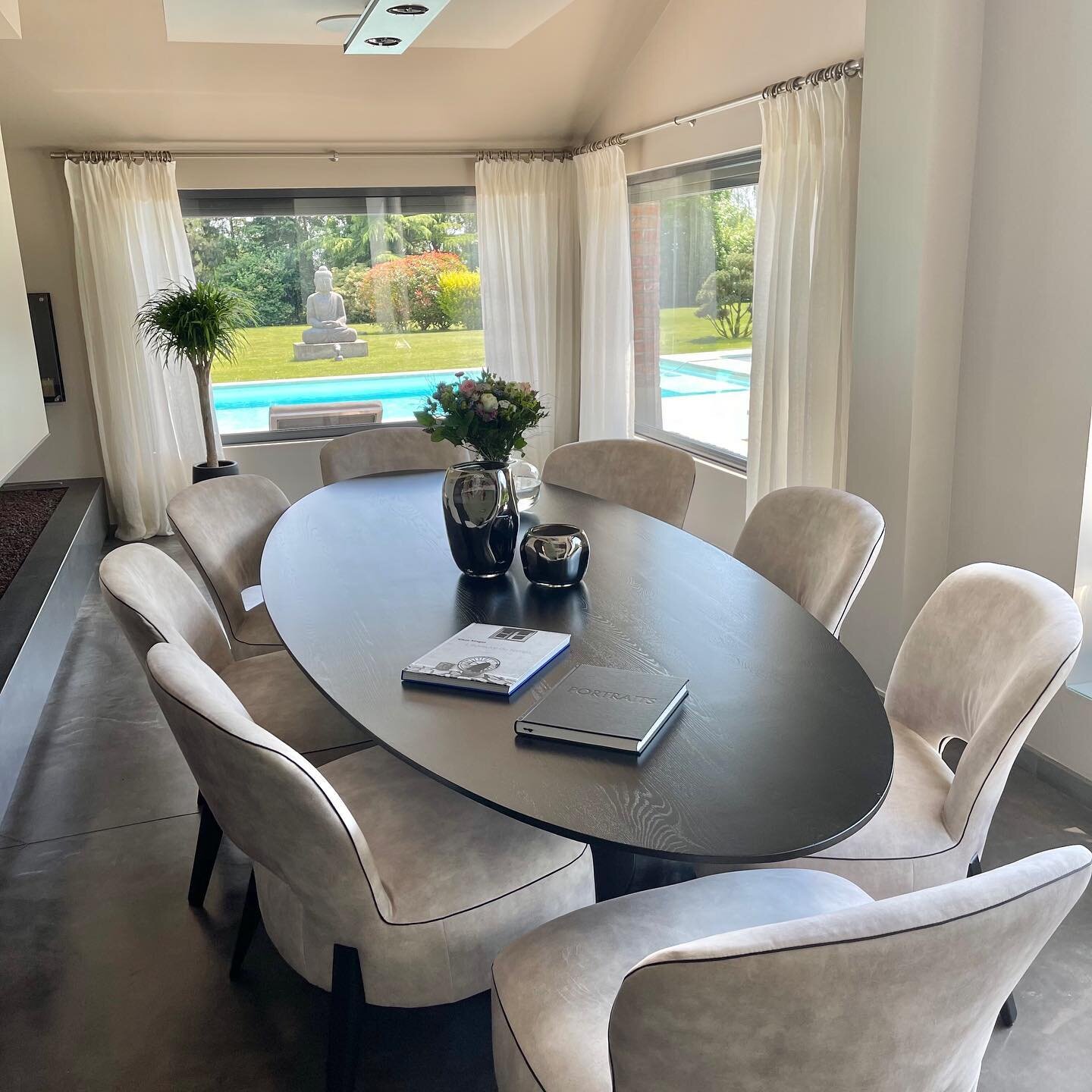 Projet termin&eacute;. Mise en place d&rsquo;un espace repas avec table ovale ch&ecirc;ne anthracite et fauteuils de table g&eacute;n&eacute;reux. Rideaux sur-mesure en lin blanc - tapis sur-mesure blanc pour le salon. Magnifique ambiance pour cette 