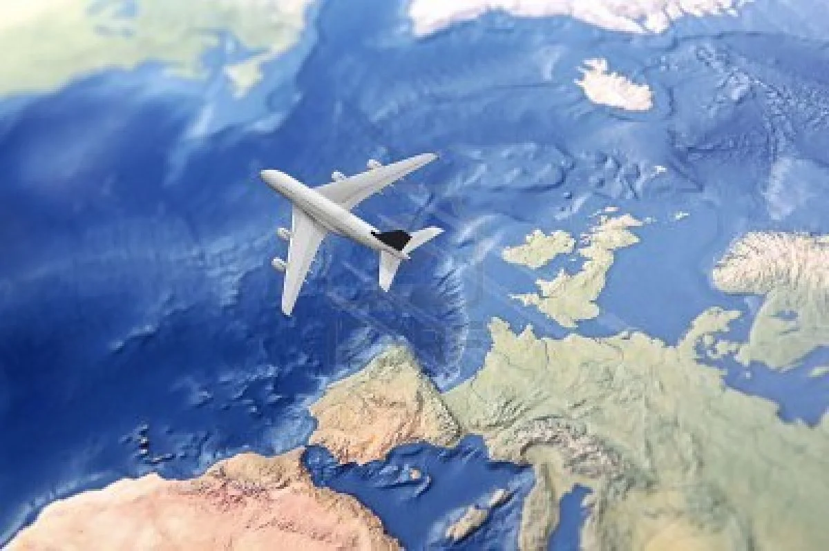 5464622-white-civil-airplane-over-the-atlantic-ocean-flying-from-europe-to-the-usa.jpg