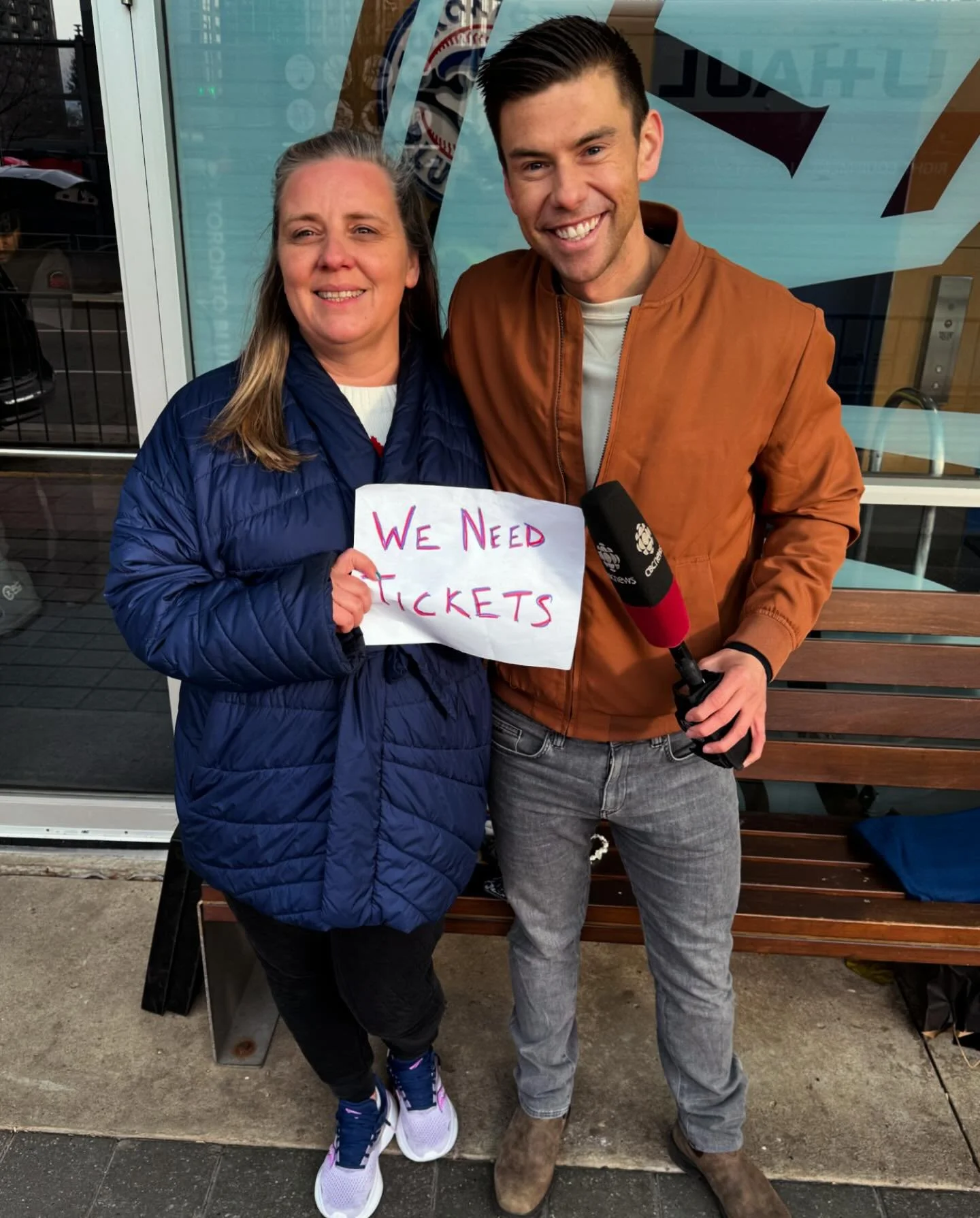 Help Marsha help her friend ❤️🥺
.
Of all the fans I ran into covering Day 1 of Swiftmania in Toronto - Marsha Stagg stuck out! Seated on the south side of Roger&rsquo;s Centre shivering in the cold, I stumbled into her in the morning clutching a sig