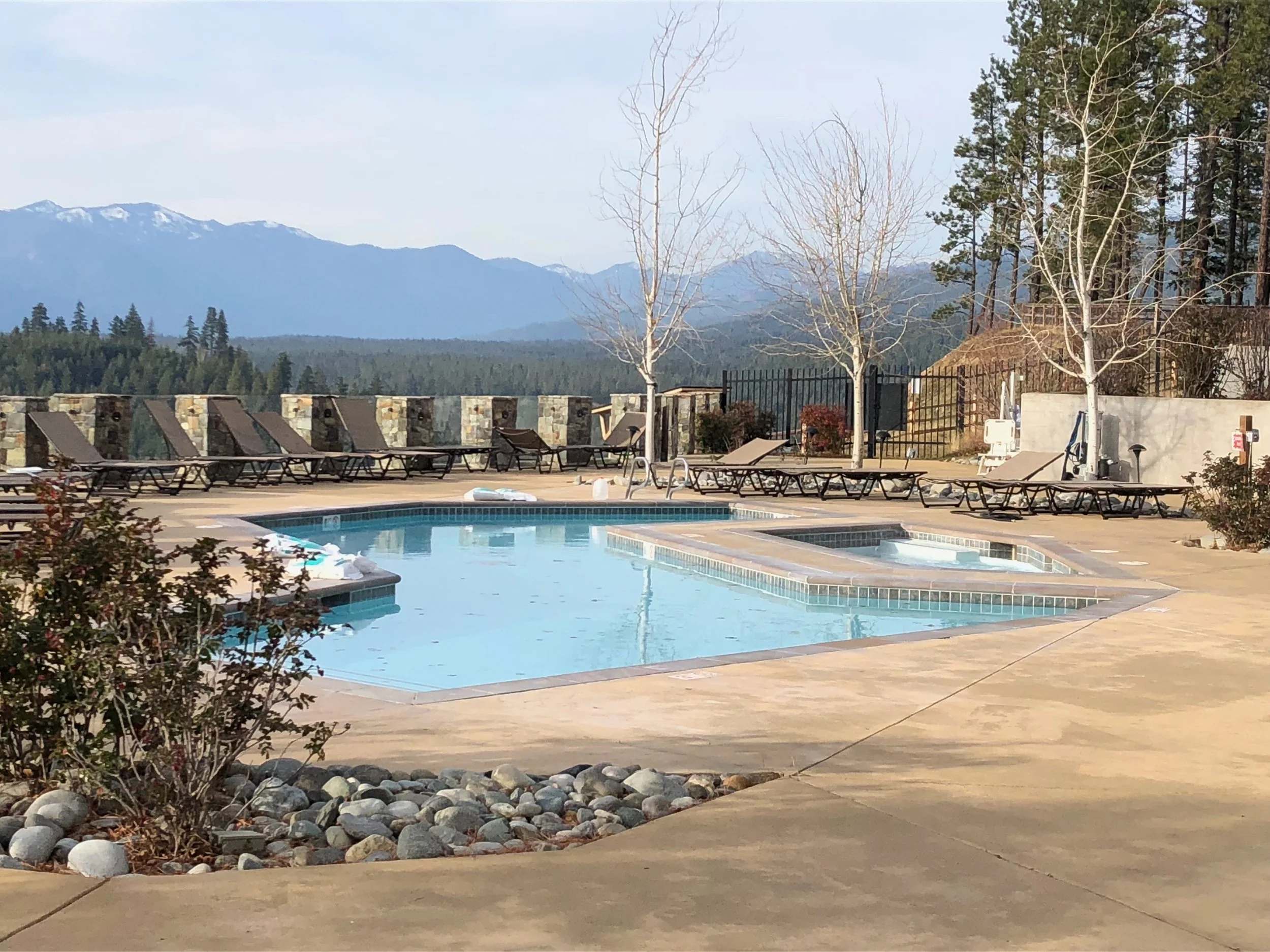  Guests have complimentary access to the heated outdoor swimming pool and hot tub by the Suncadia Lodge 