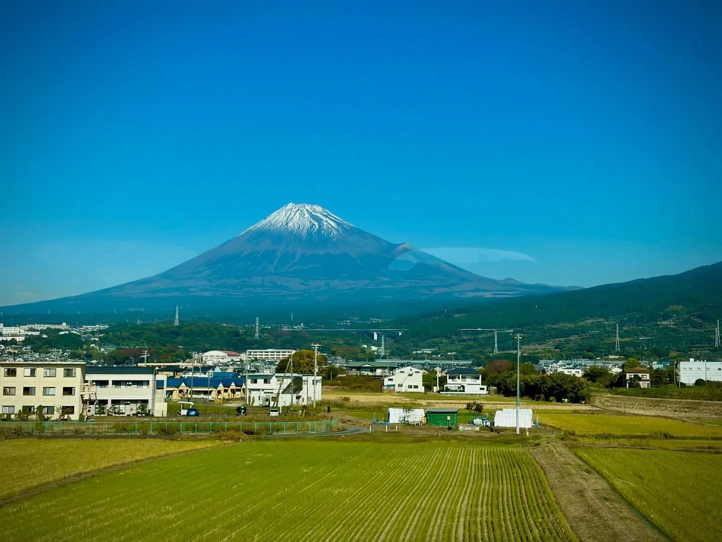 Lucky day catching Mount Fuji without clouds!
.
.
.
#mountfuji #japan #shinkansen #viewfromthetrain #viewfromtheshinkansen