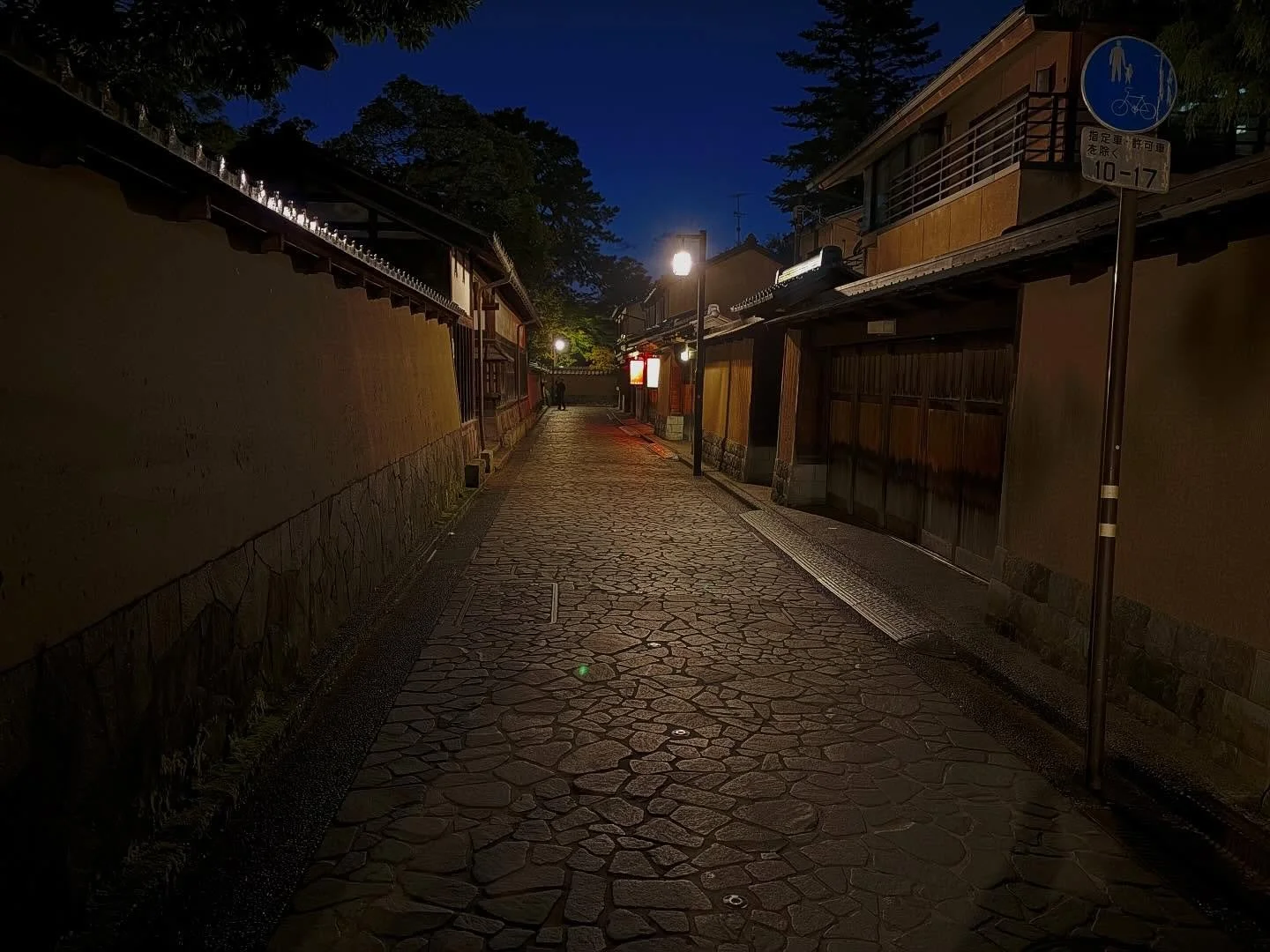 Evening walk in the Kanazawa historic district.
.
.
.
#japan #kanazawa