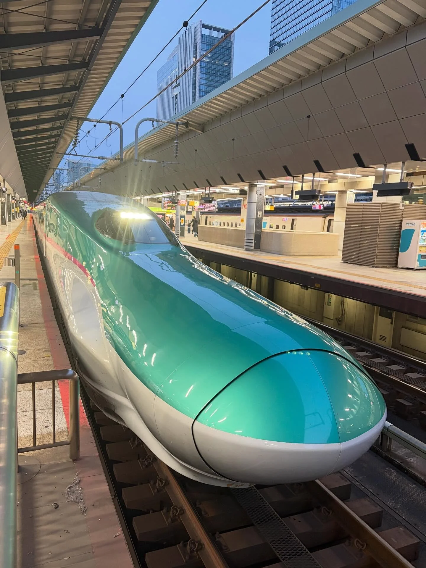 Not our train but a cool Shinkansen 🚅.
.
.
.
#japan #tokyo #kanazawa #shinkansen