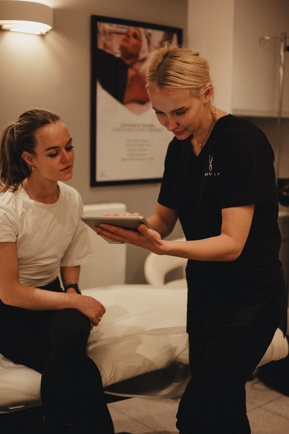 A LondonCryo practitioner discussing a client’s energy and healthy-ageing goals