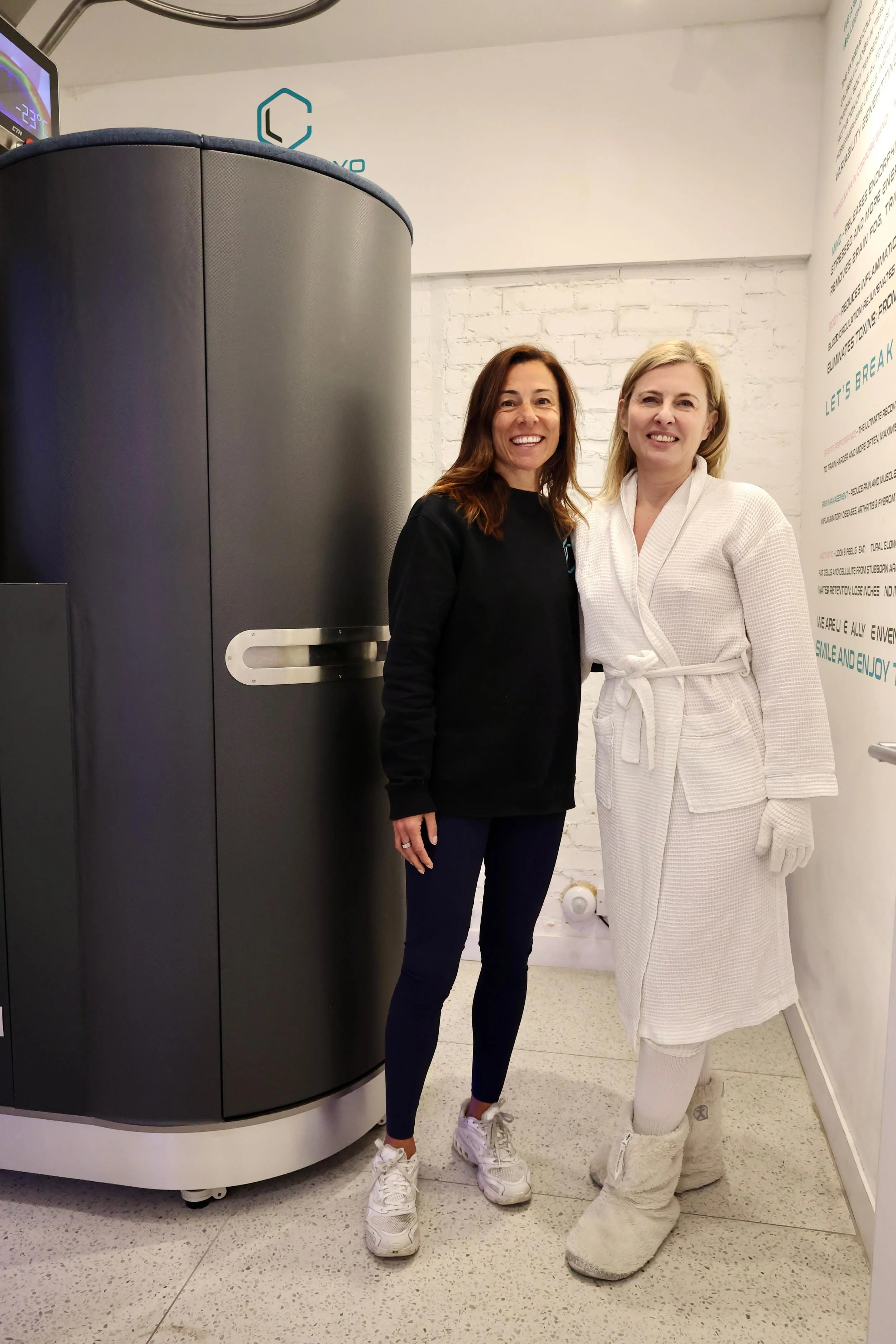 🌟 Unlock Relief During Menopause with Whole Body Cryotherapy! ❄️