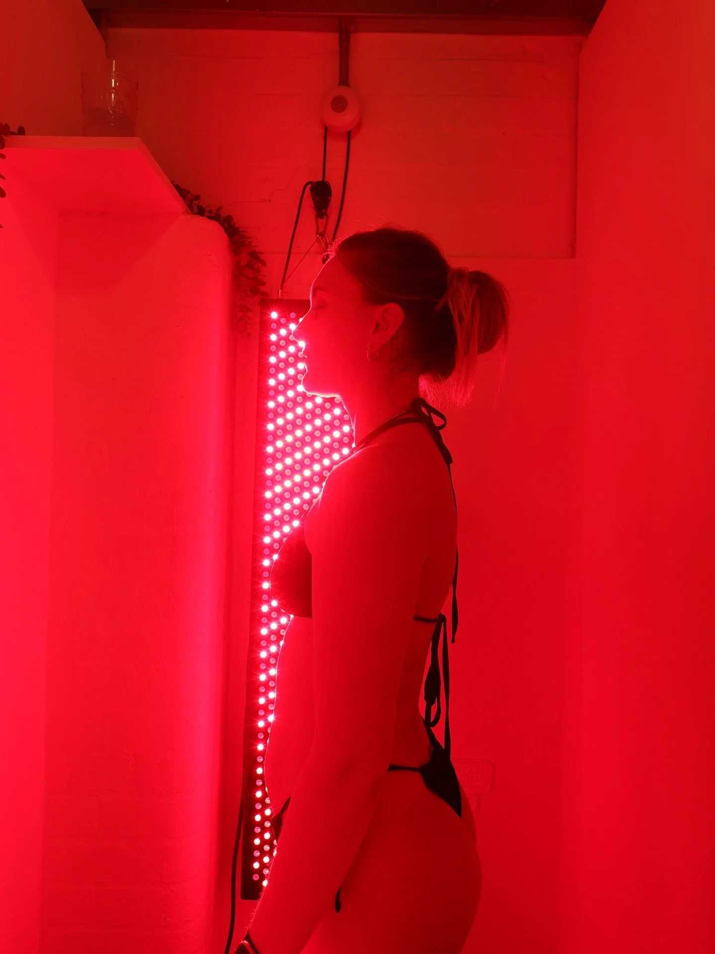 Long days, packed schedules and constant stimulation can take a toll on your body ⚡️

Red light therapy is a calm, science-backed way to reset. Using targeted wavelengths of red and near-infrared light, it supports recovery, boosts circulation and he