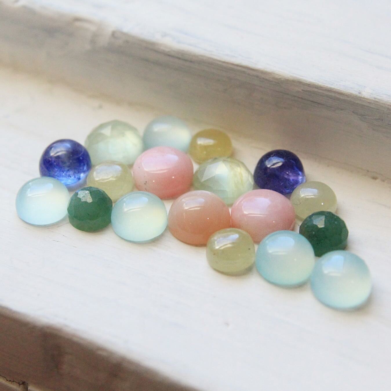 Pre-orders for the spring line are now open!💐This line includes peach moonstone, pink opal, yellow sapphire, blue chalcedony, tanzanite, and sparkly rose cut prehnite and green aventurine.
🌷🪻🌻
Each of these will be made into sterling silver rings