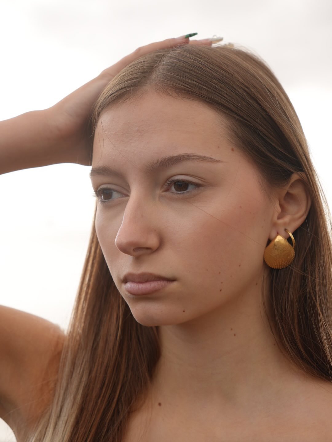 Did a little photo shoot with Neave yesterday
She&rsquo;s wearing golden shell 🐚 earrings made from a shell found on our local beach. 
Thanks for being my muse darling xx 

#zaratahirjewellery 
#shell
#goldenshell
#coastaljewellery 
#seashell
#cornw