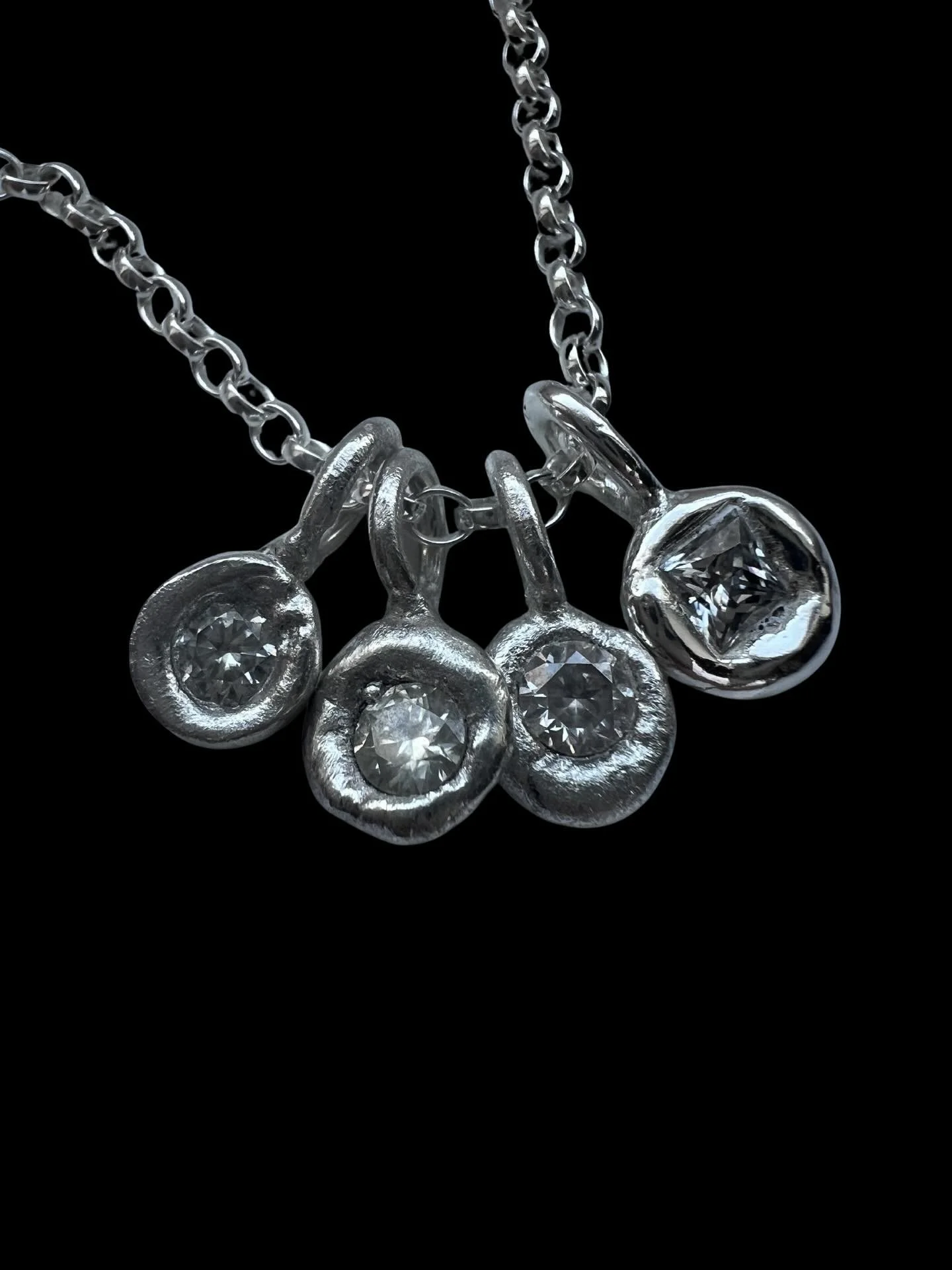 🌟💫GIVEAWAY TIME 💫🌟
I haven&rsquo;t done one of these in a while so thought it would be a nice idea. I&rsquo;m giving away one of my lovely silver geode pendants( with chain) . A beautiful, sparkly Moissonite, molten set  in solid silver. For a ch