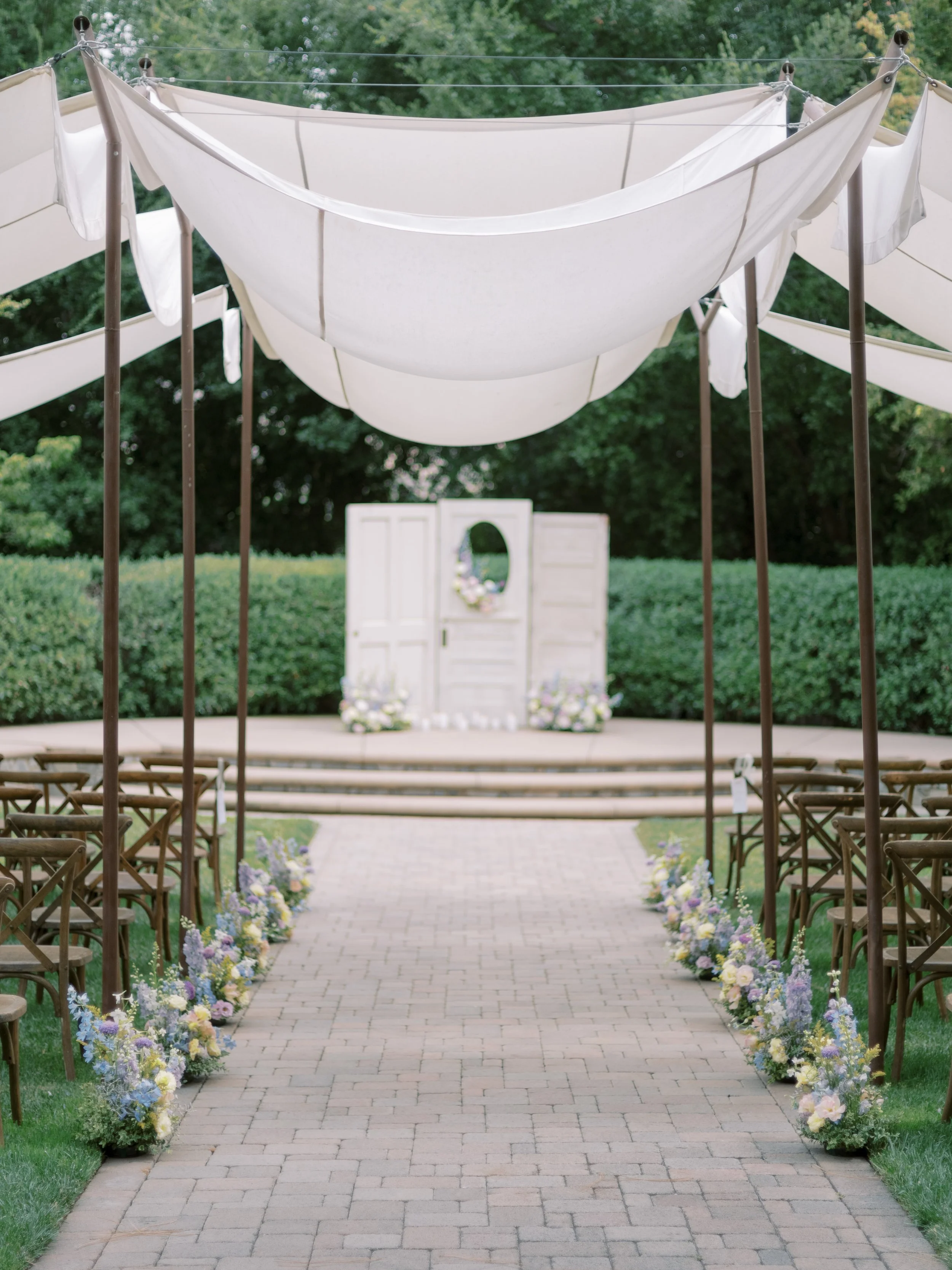ceremony-aisle-altar-whimsical-garden-pastel-colors-sweet-romantic-soft-flowers-wedding-floral-design-florist-outdoor-spring-lovelia.jpg