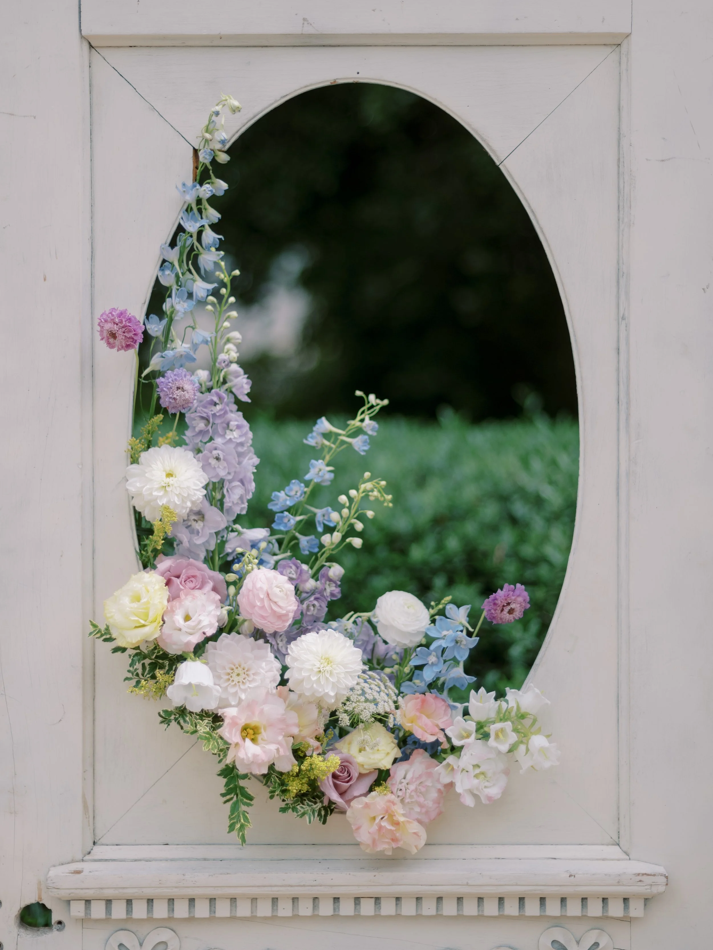 ceremoy-altar-whimsical-garden-pastel-colors-sweet-romantic-soft-flowers-wedding-floral-design-florist-outdoor-spring-lovelia.jpg