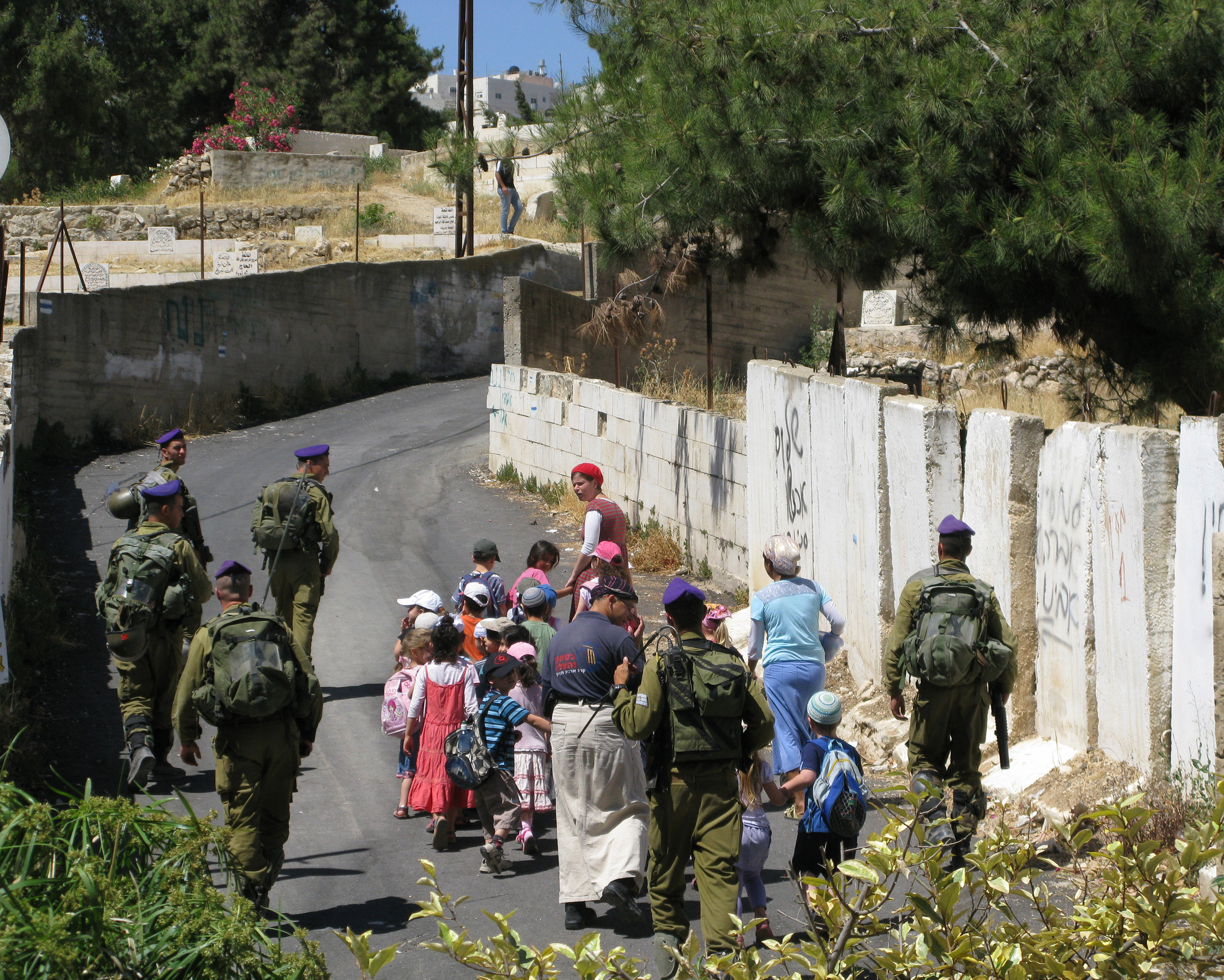 Settlres' children in Hebron.jpg