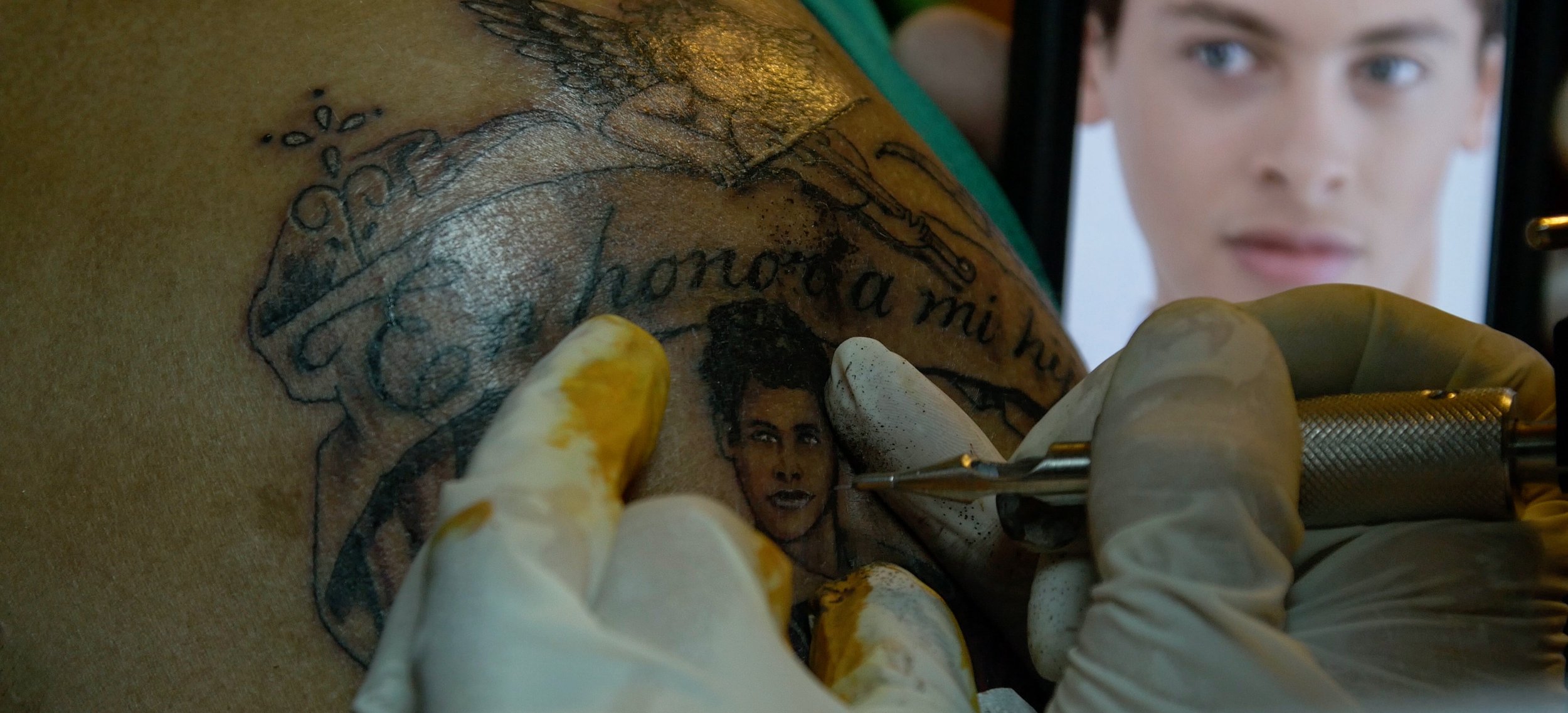 Tattoo of Alexis of his father © Indyca.jpeg