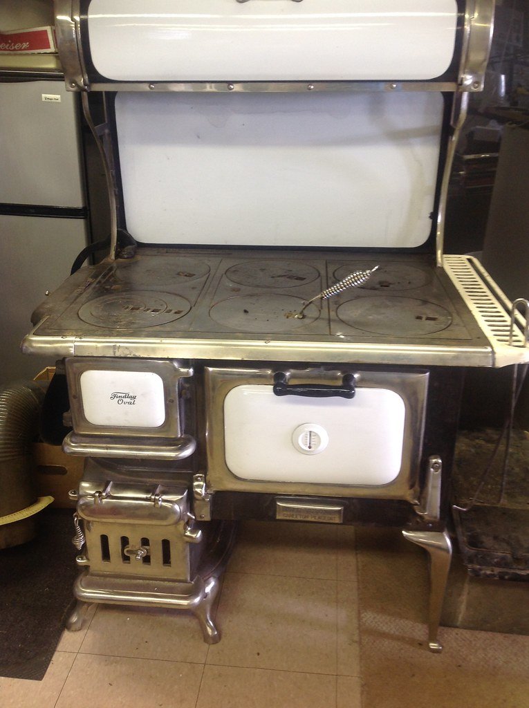 Findlay Bros. 1930s Oval Cookstove - Bev Currie