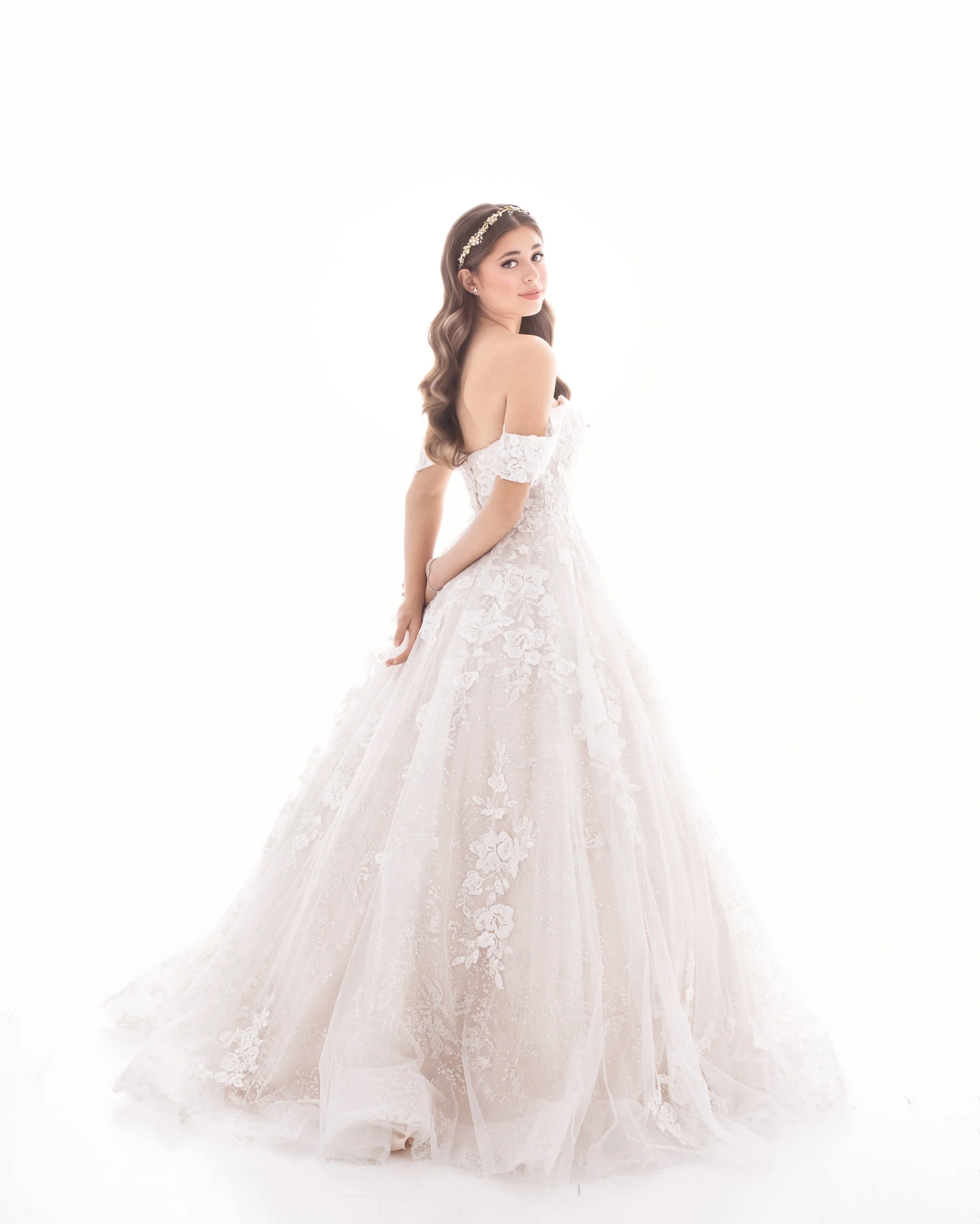 M A I N  C H A R A C T E R

Fifteen is a whole vibe.

A little princess. A little cool girl. A little &ldquo;wait, let me see the picture.&rdquo;

Bella Orengo understood the assignment.

Because quincea&ntilde;era photos should feel like you, just w