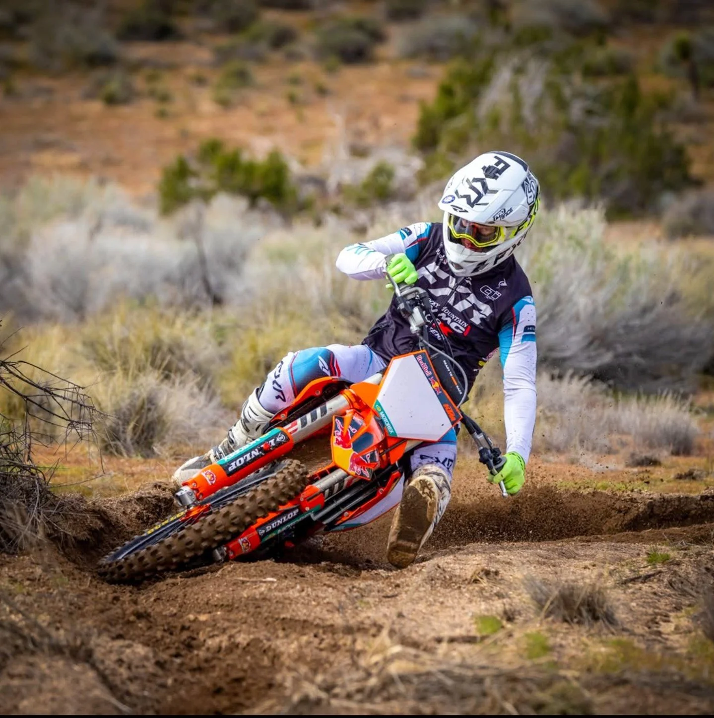 Sometimes what looks like a recovery problem is really a pacing problem.

A rider finishes a practice day exhausted.
A moto exhausted.
A weekend exhausted.

The immediate reaction is usually to look for a better recovery strategy.

Better hydration.
