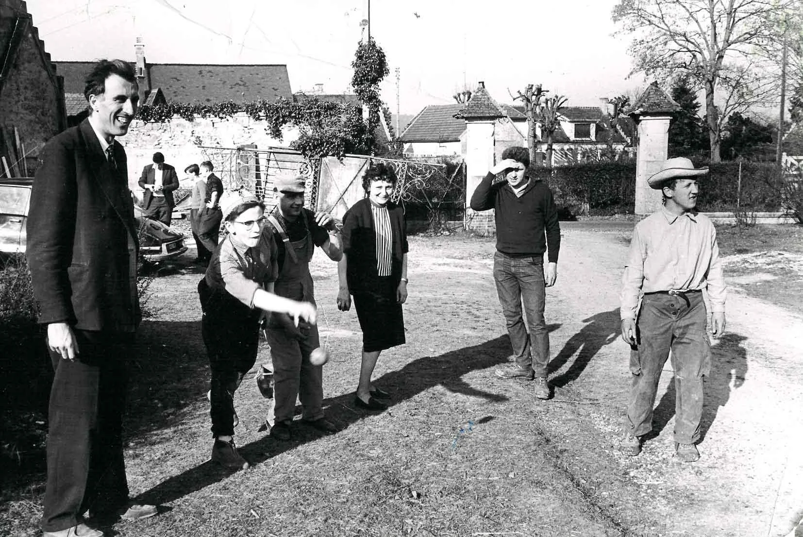 Jean Vanier joue à la pétanque avec des personnes accueillies à Trosly-Breuil (Oise) dans les années 60.