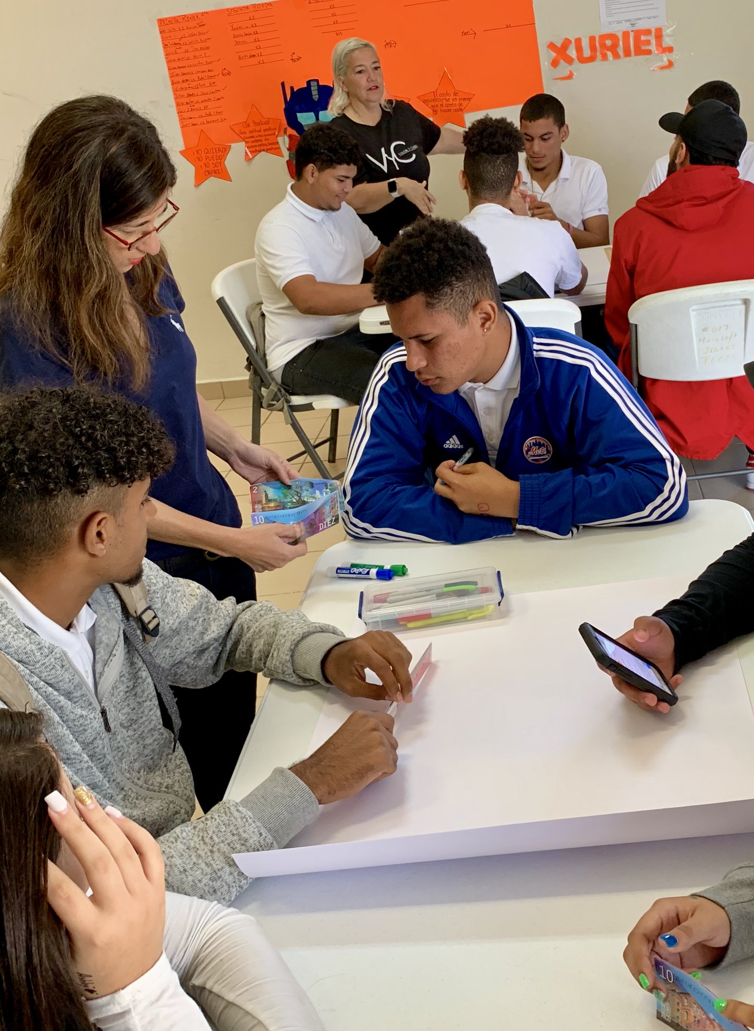 Frances Negrón con estudiantes en escuela P.E.C.E.S., Humacao PR.jpg