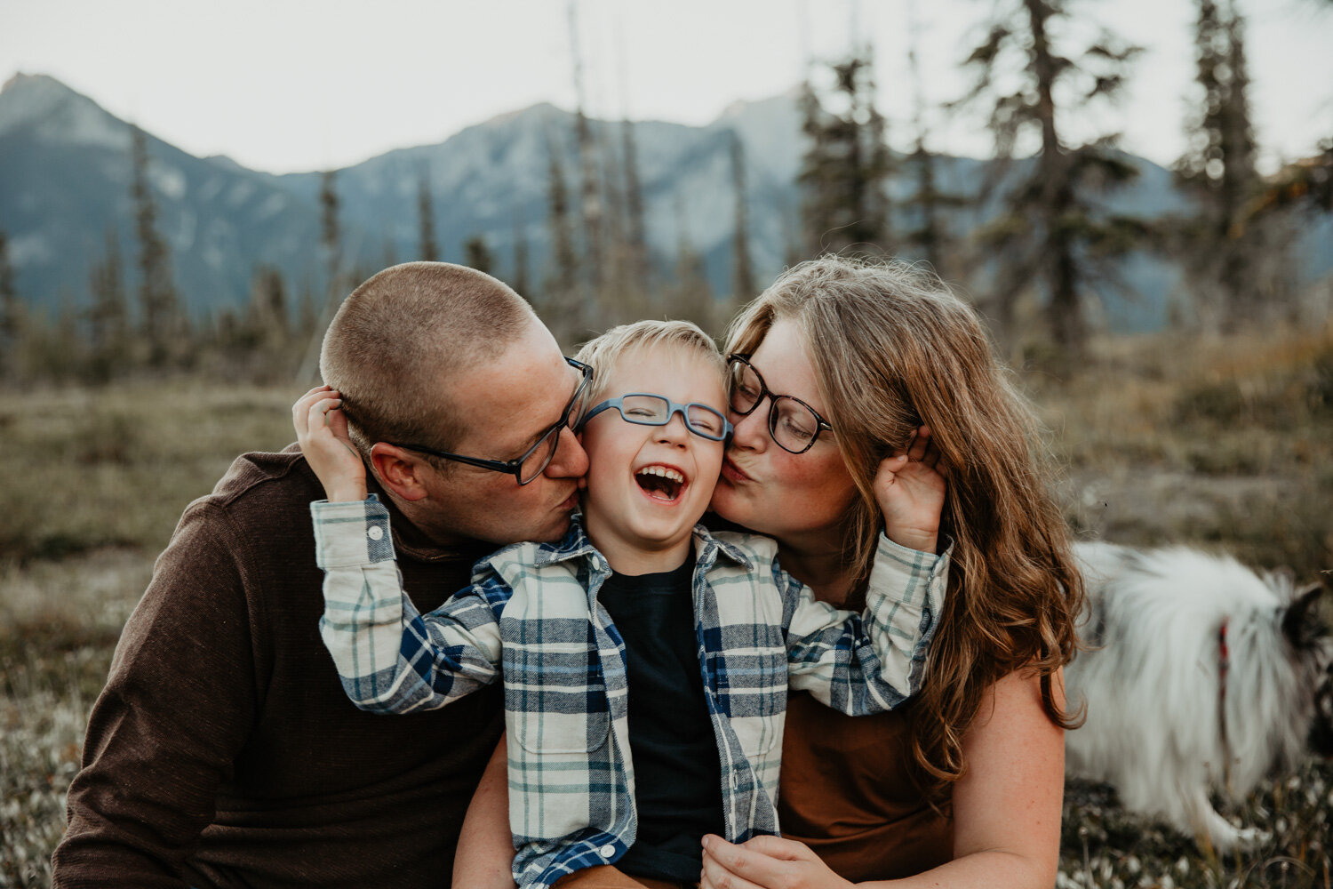 Kisses for son in the rocky mountains | Jamie Robson Photography | Family Photographer in Jasper (Copy)
