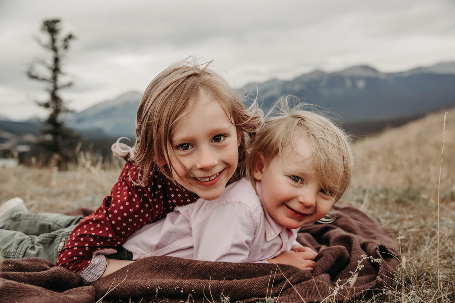 Brothers having a cuddle  | Jamie Robson Photography | Family Photographer in Jasper (Copy)