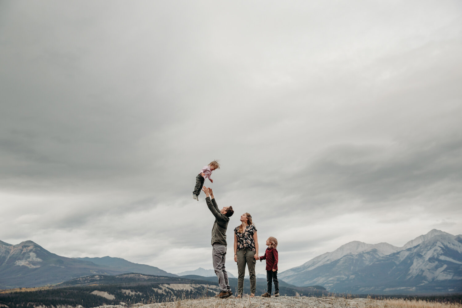 Family throwing kid in the air  | Jamie Robson Photography | Family Photographer in Jasper (Copy)