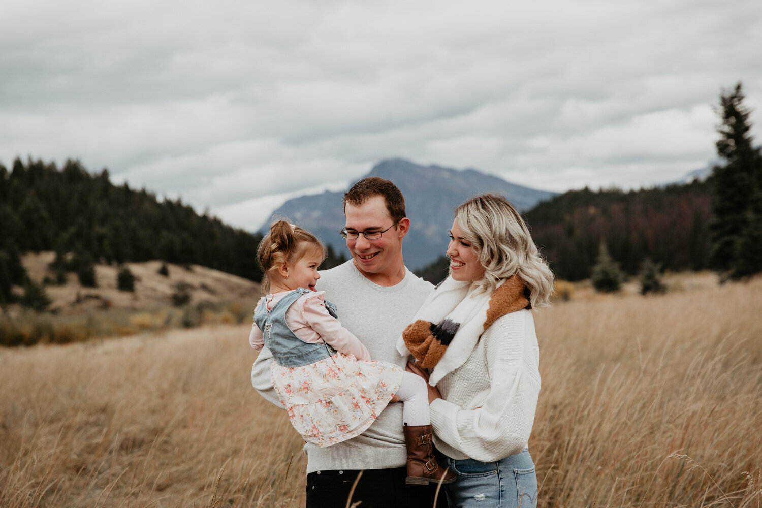 Family having a cuddle in the mountains | Jamie Robson Photography | Family Photographer in Jasper (Copy)