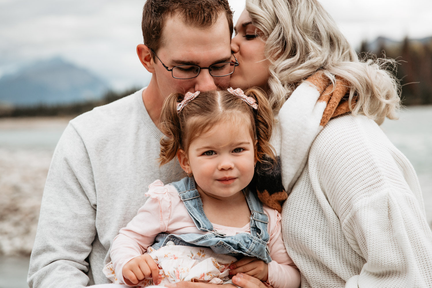 Family kisses in the rocky mountains | Jamie Robson Photography | Family Photographer in Jasper (Copy)