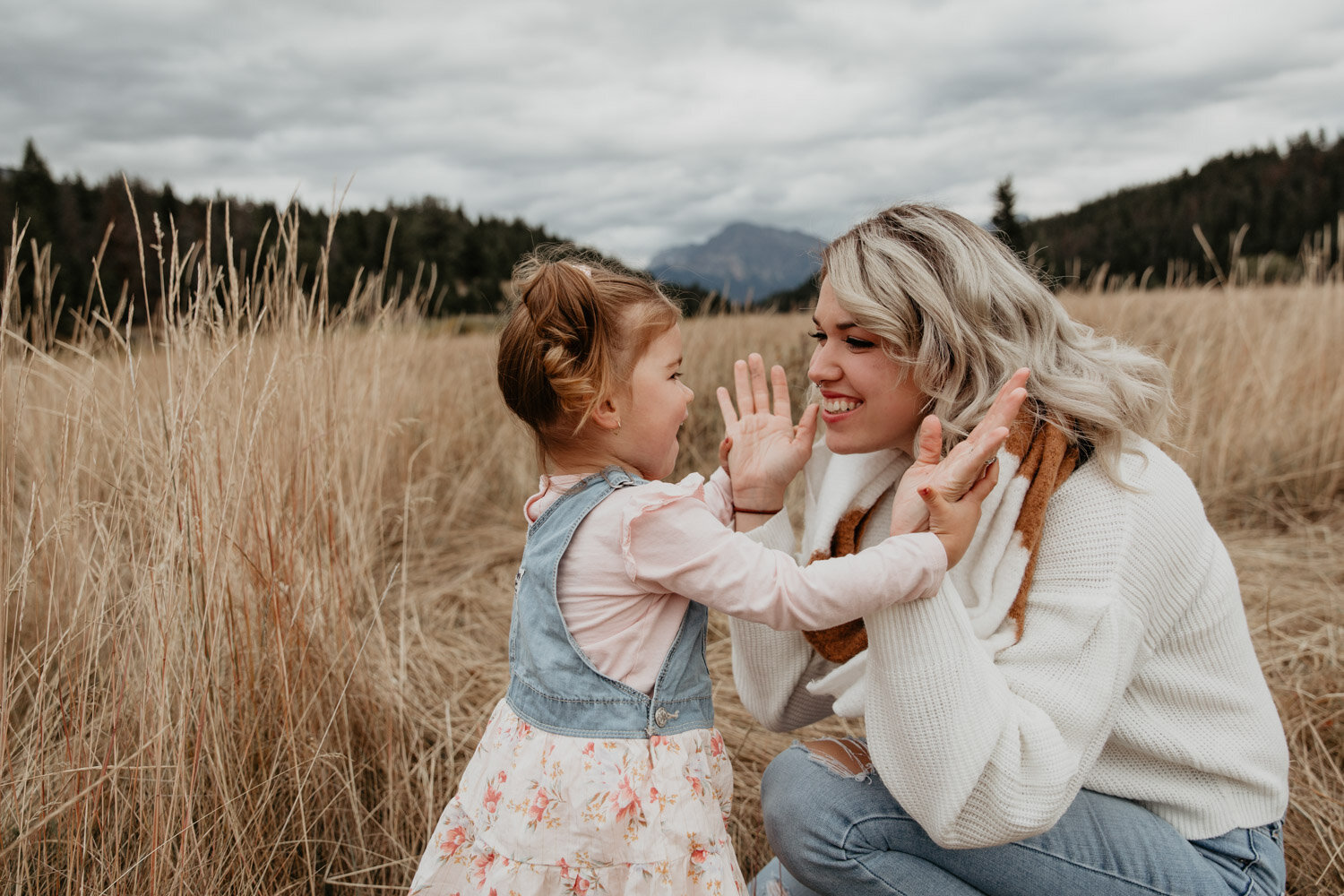 Mom playing peek-a-boo with daughter in the mountains | Jamie Robson Photography | Family Photographer in Jasper (Copy)