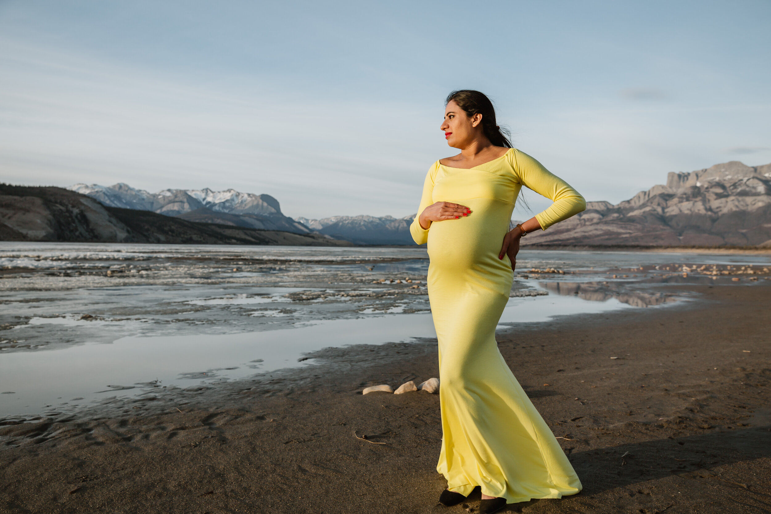 Pregnant Woman at Jasper Lake | Jamie Robson Photography | Maternity Photographer in Jasper (Copy)