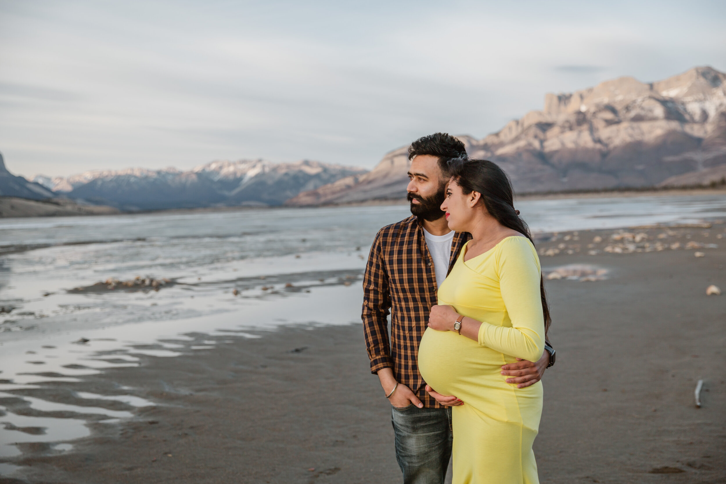 Man and Woman at Jasper Lake| Jamie Robson Photography | Maternity Photographer in Jasper (Copy)