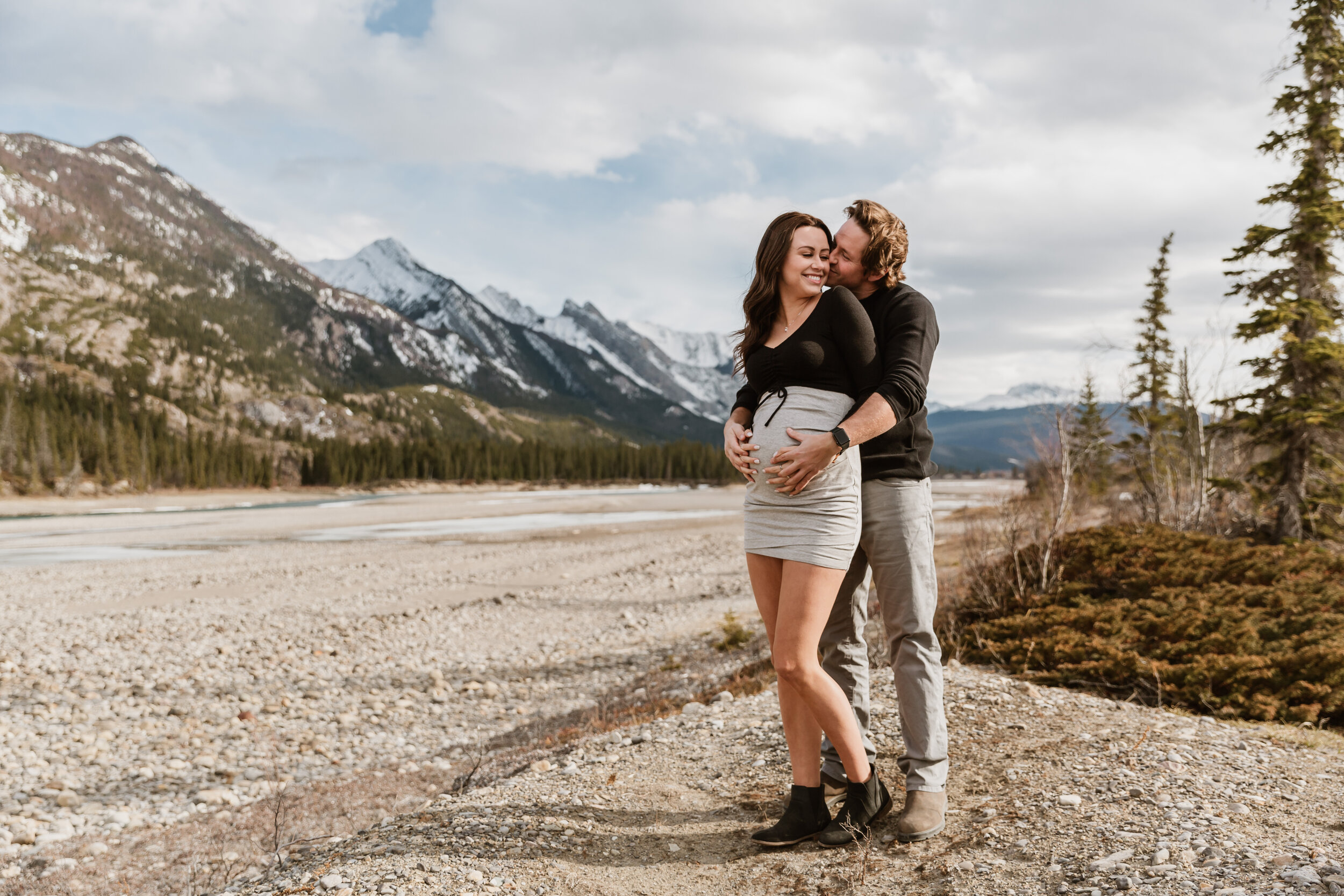Couple kissing and cuddling in rocky mountains  | Jamie Robson Photography | Maternity Photographer in Jasper (Copy)