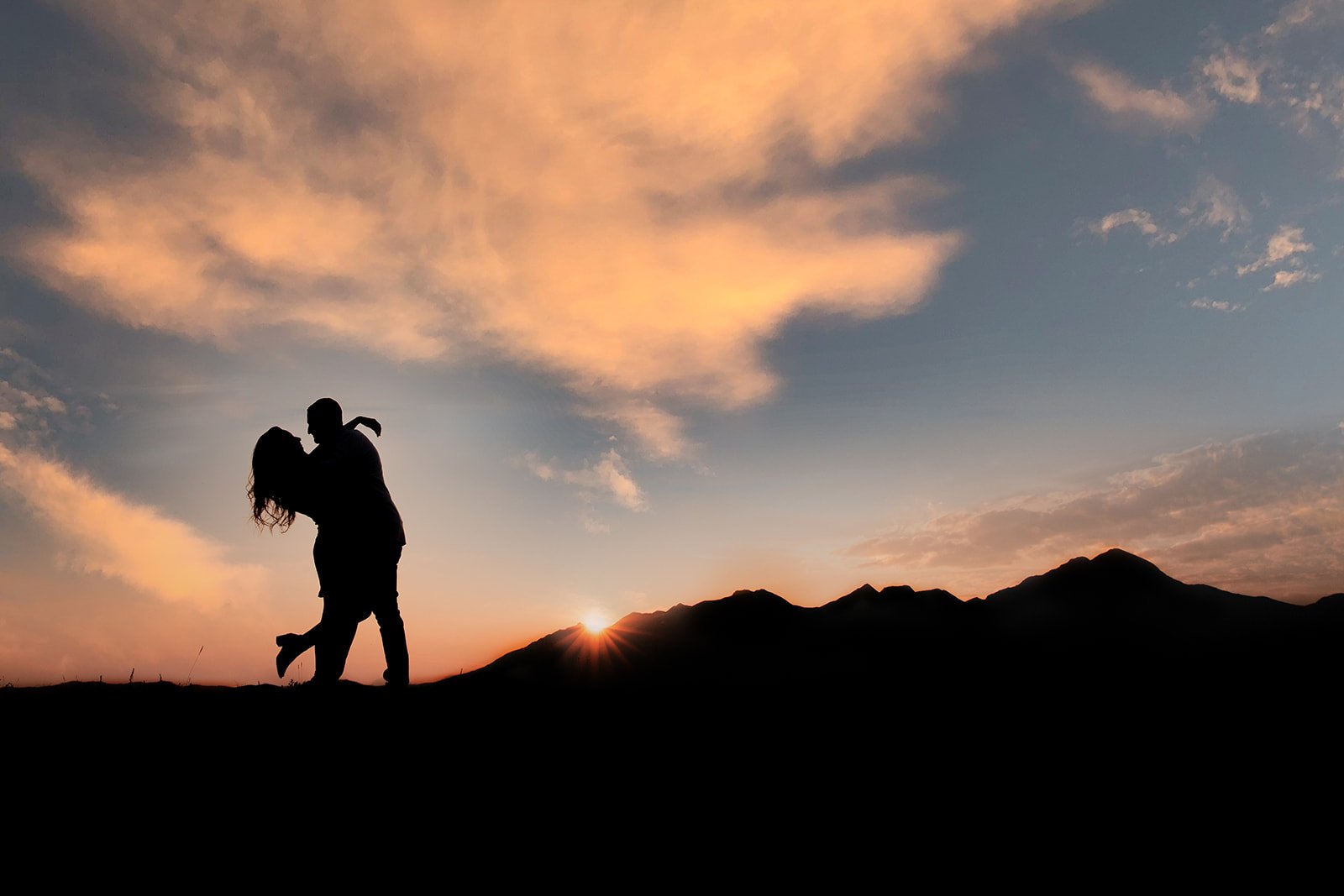 Silhouette of a man and woman with mountains | Jamie Robson Photography | Engagement Photographer in Jasper (Copy)