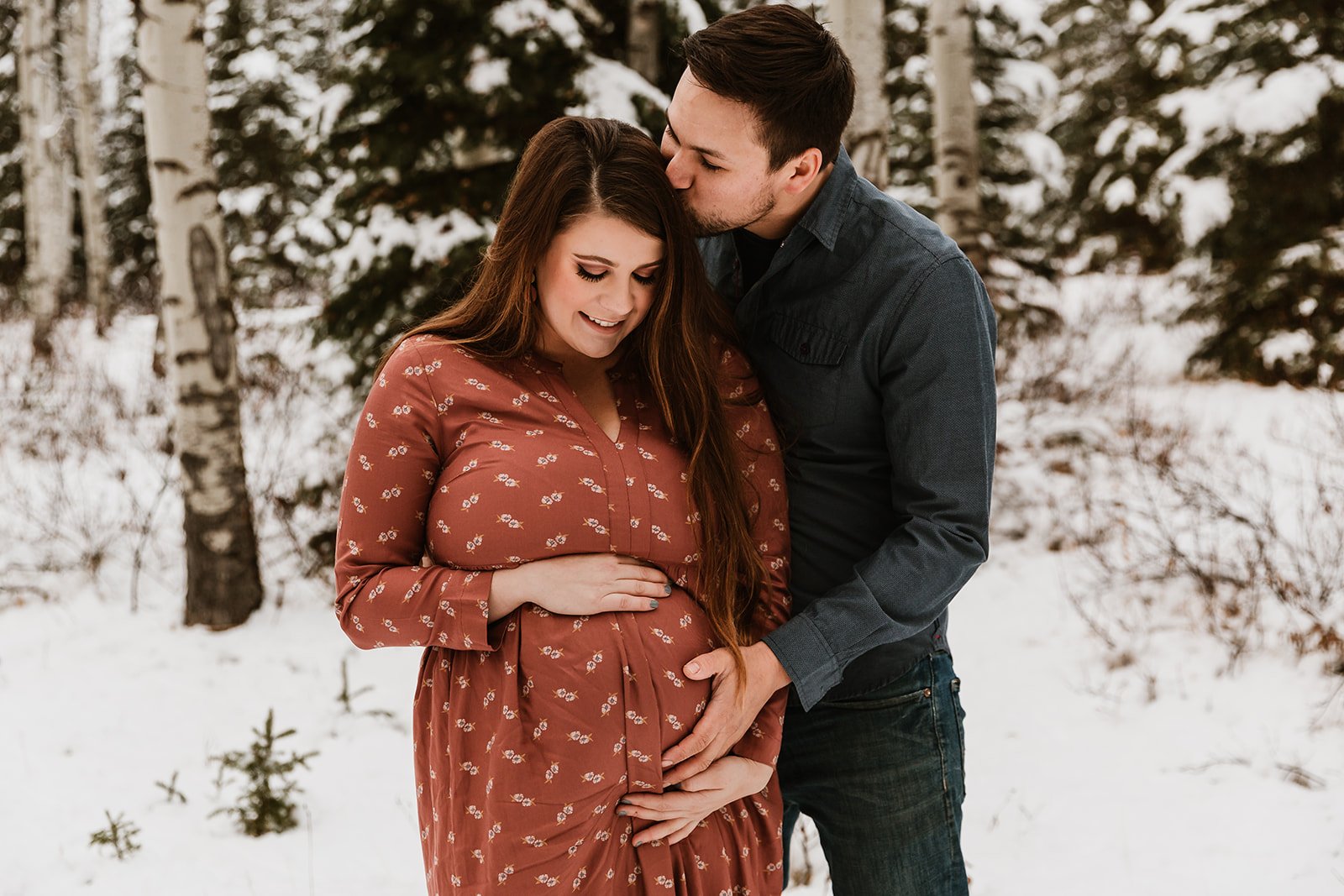 Man giving pregnant woman kisses in the aspen trees | Jamie Robson Photography | Maternity Photographer in Jasper (Copy)