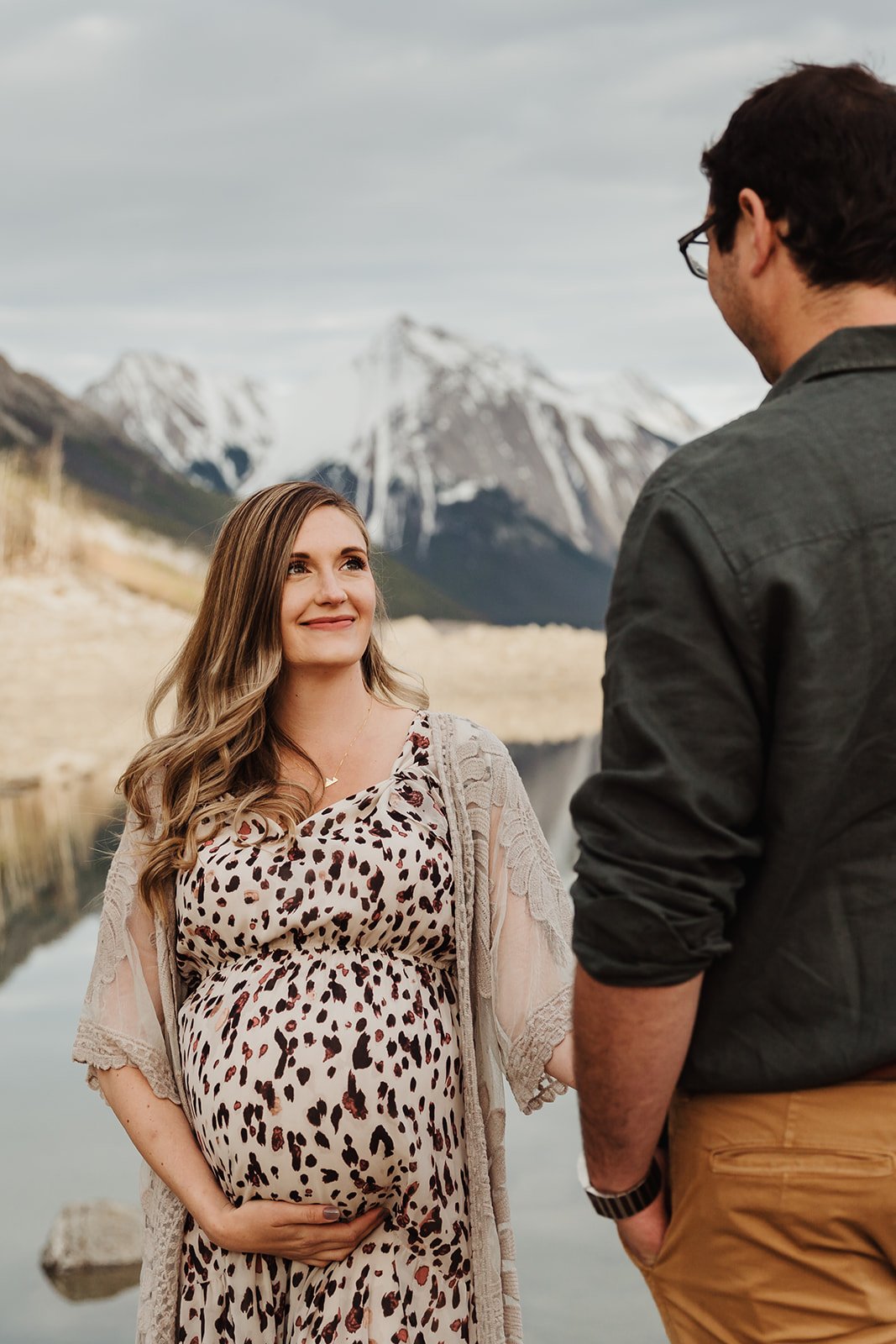 Pregnant woman looking at her husband at Medicine lake | Jamie Robson Photography | Maternity Photographer in Jasper (Copy)