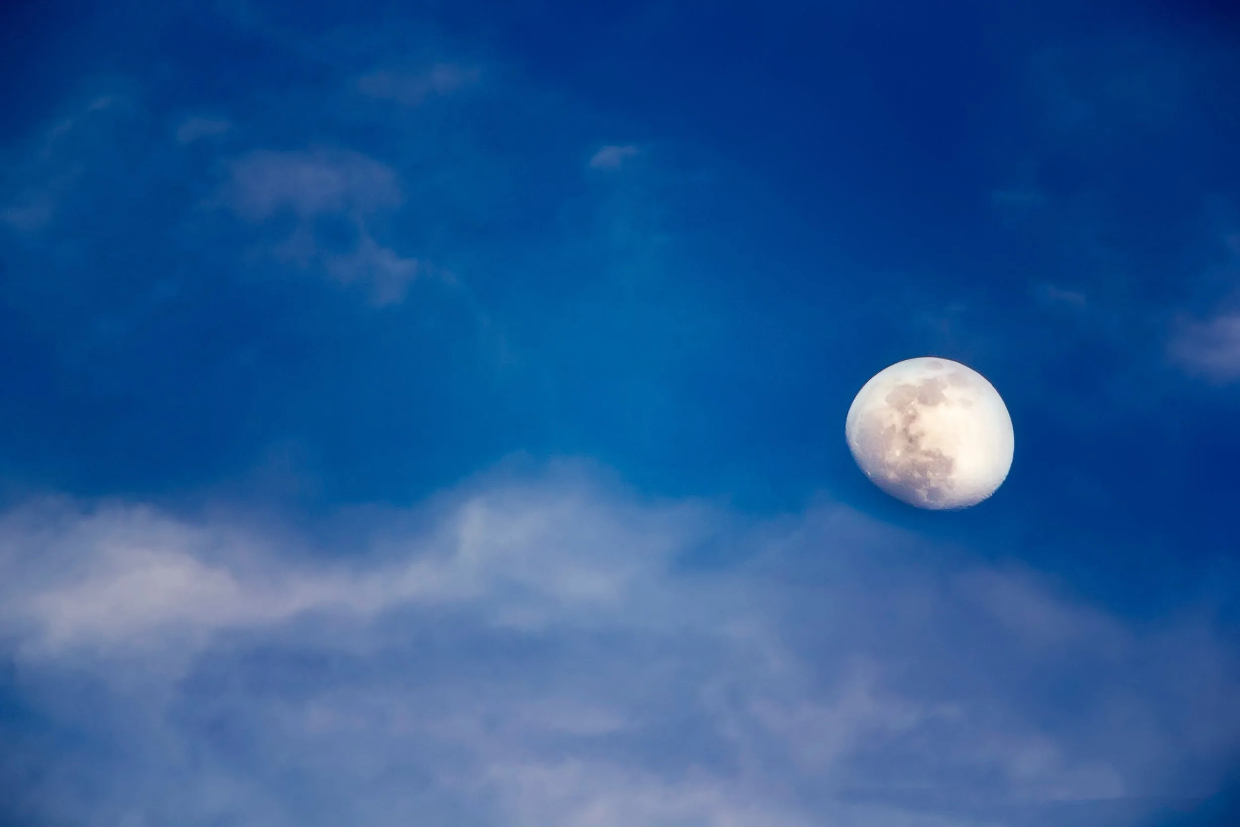daytime_moon_clouds.jpg