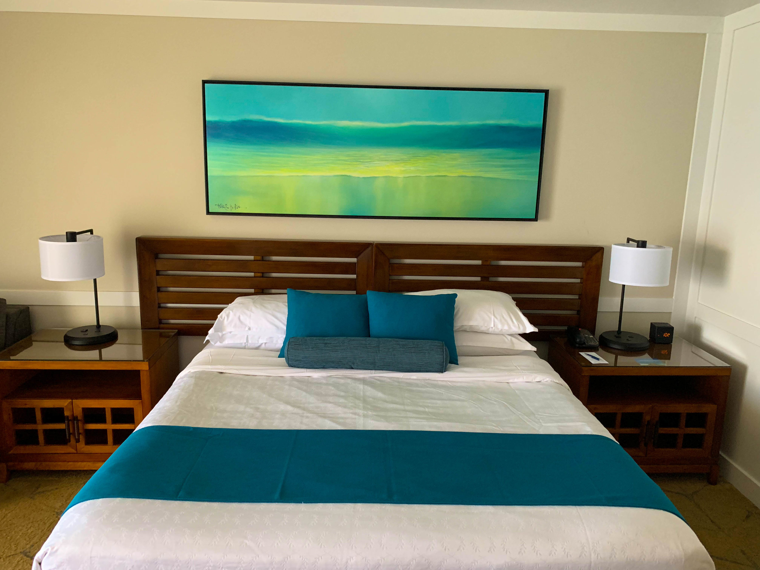 Sheraton Maui Resort Deluxe Ocean Front Room Bed